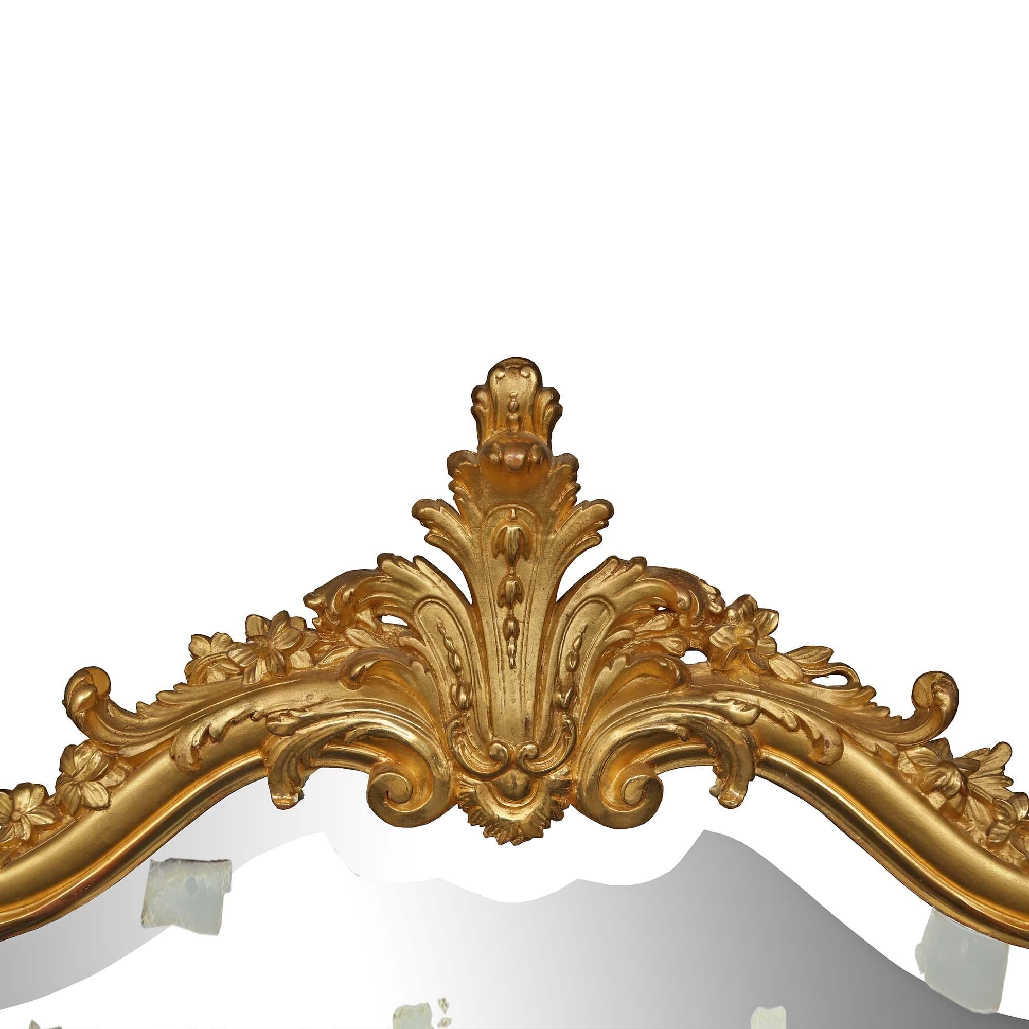 Français Miroir français du 19ème siècle en bois doré de style Louis XV en vente