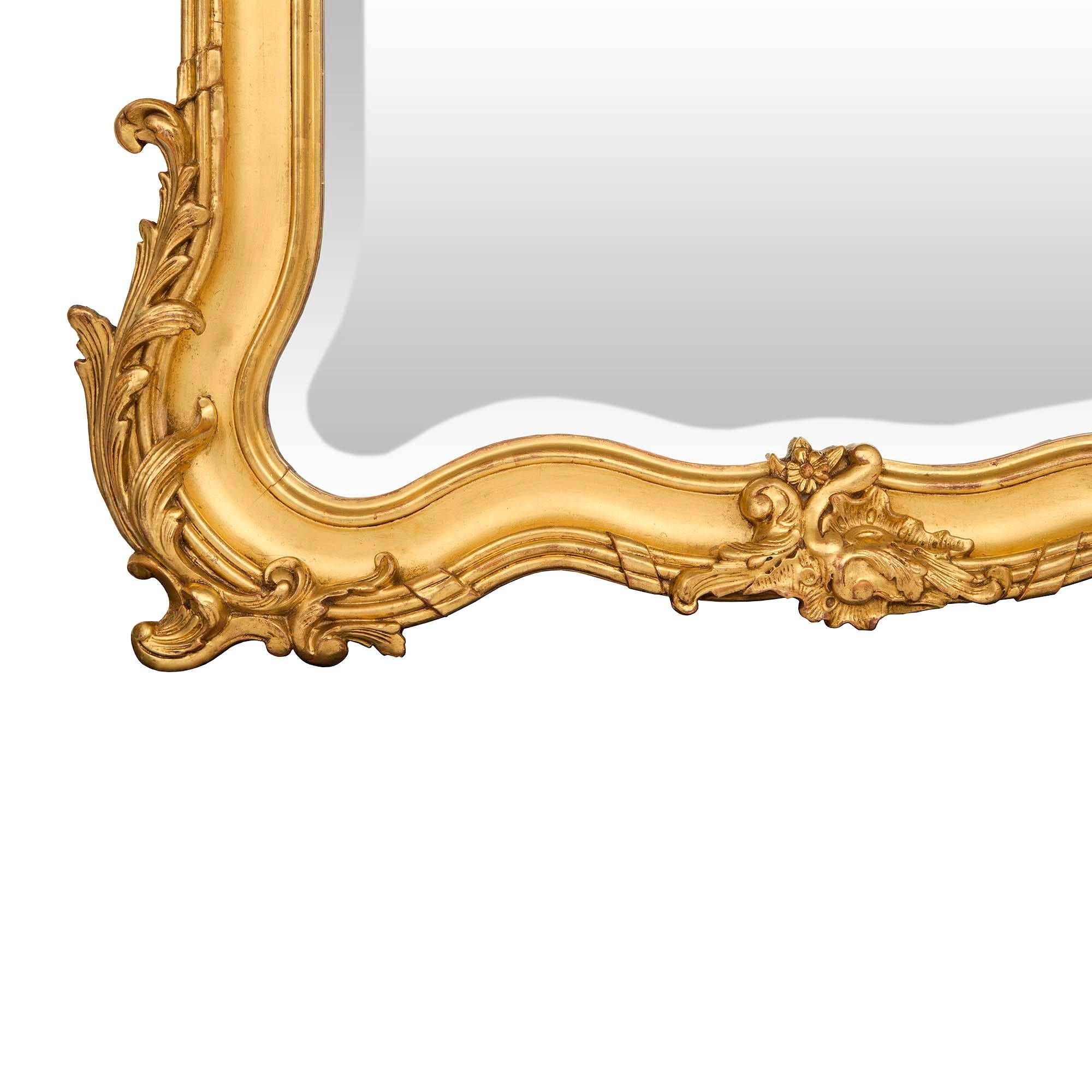 XIXe siècle Miroir français du 19ème siècle de style Louis XV en bois doré en vente