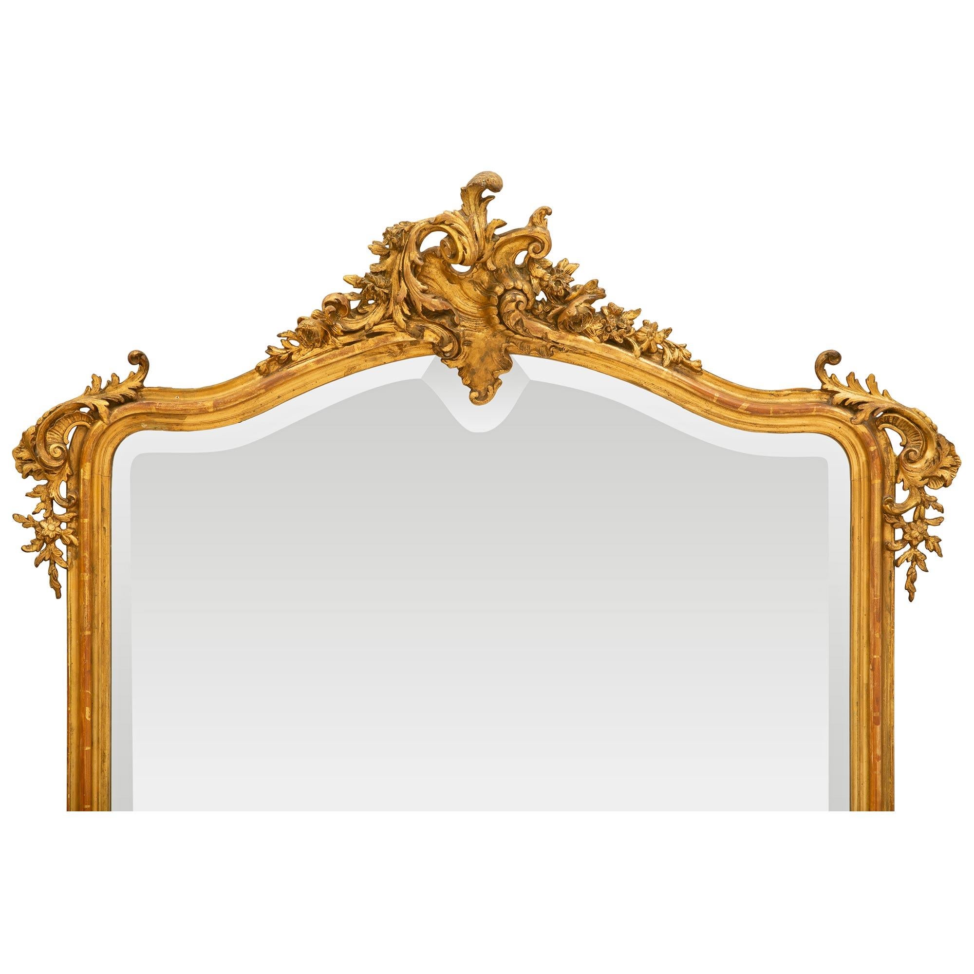 Miroir français du 19ème siècle en bois doré de style Louis XV Bon état - En vente à West Palm Beach, FL