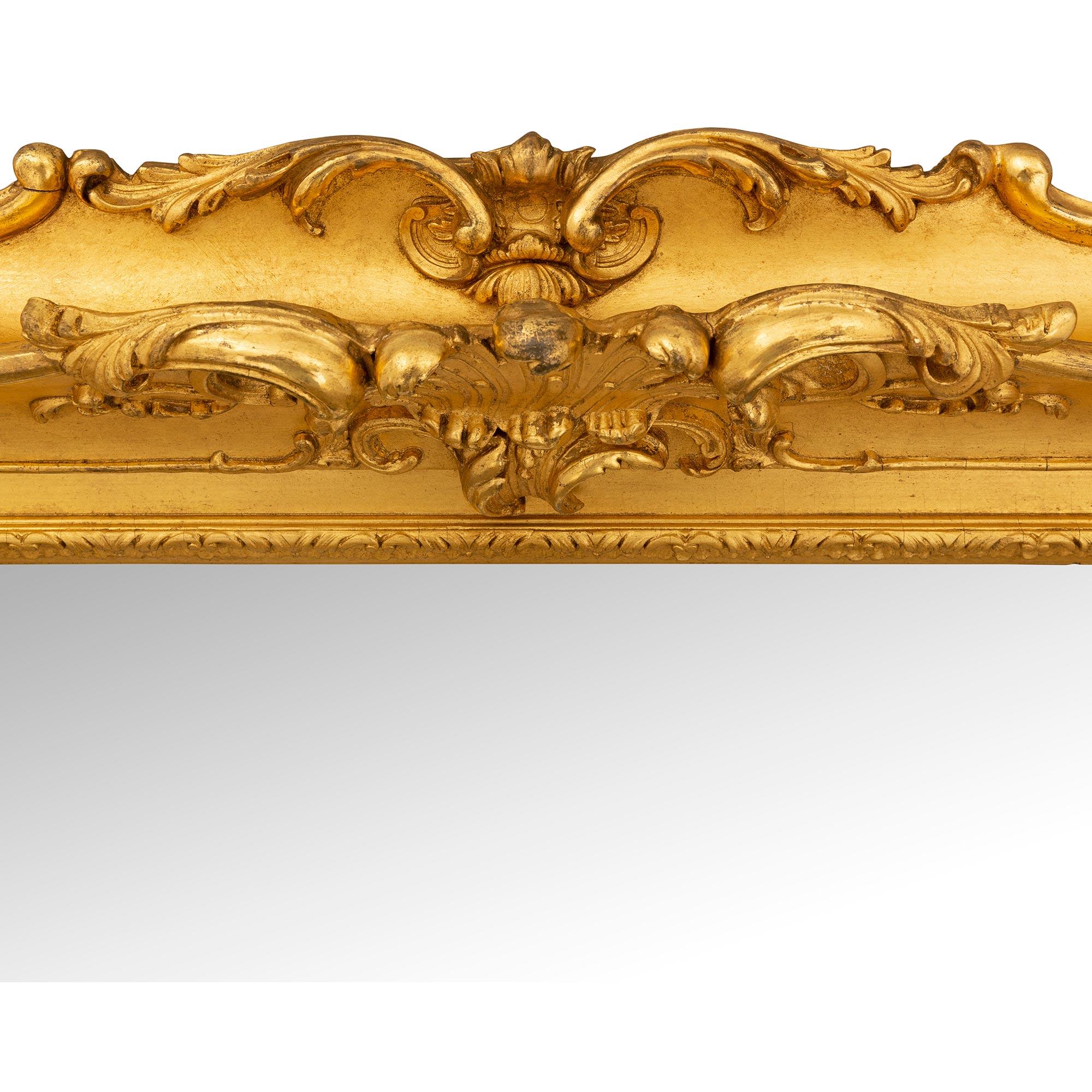 XIXe siècle Miroir français du 19ème siècle en bois doré de style Louis XV en vente
