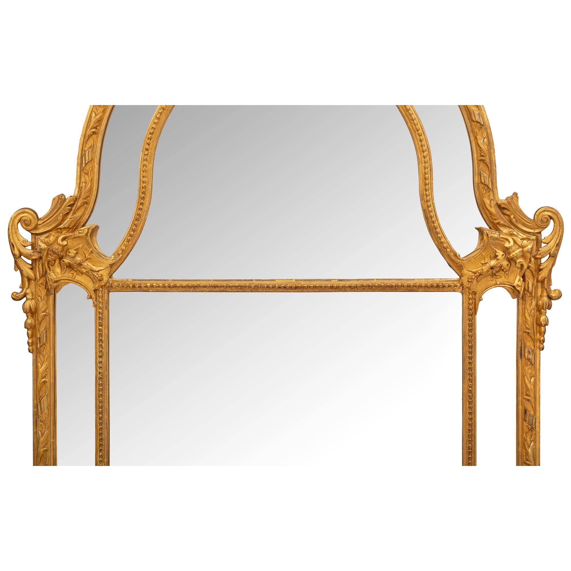 Miroir français du 19ème siècle en bois doré de style Louis XV en vente 1