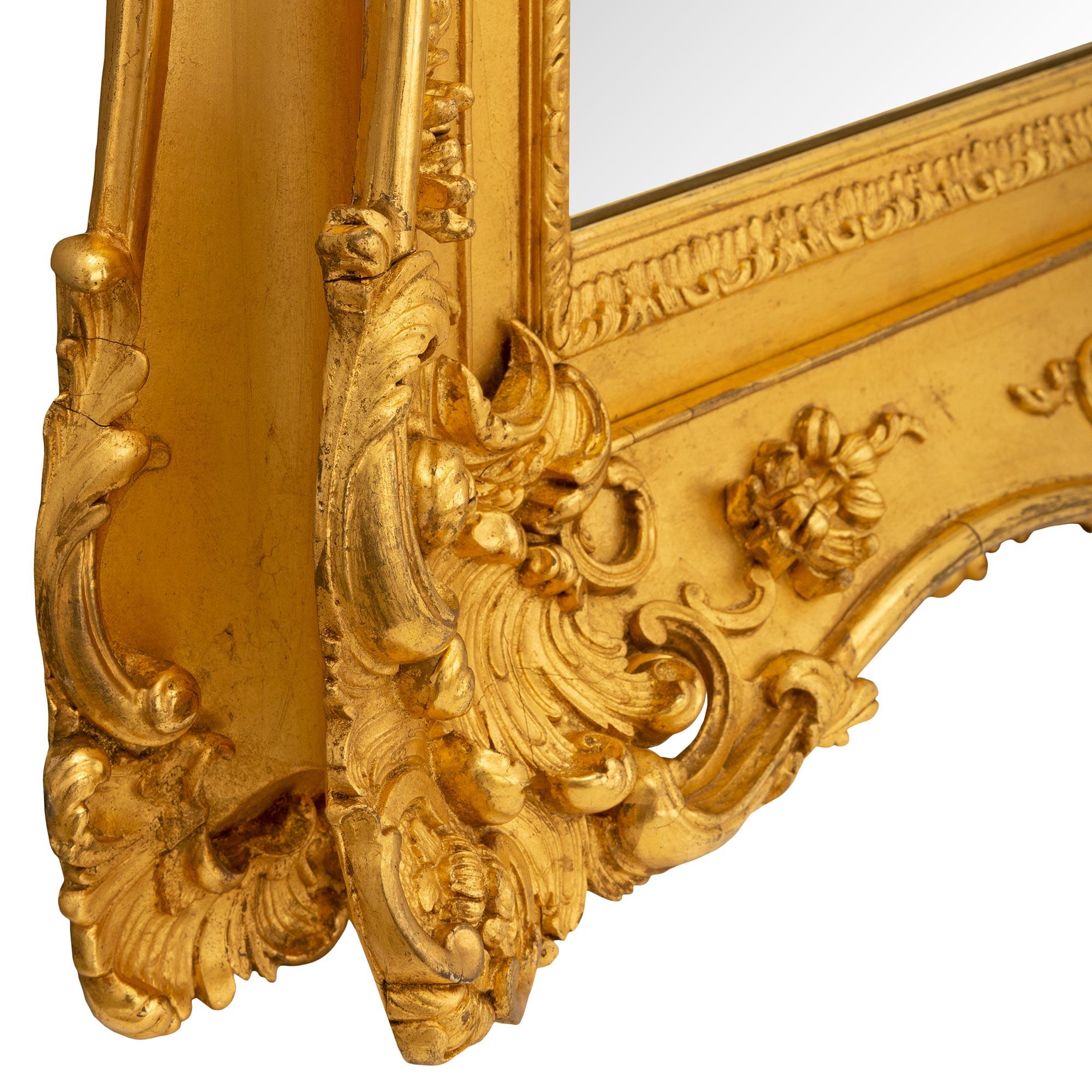 Miroir français du 19ème siècle en bois doré de style Louis XV en vente 2