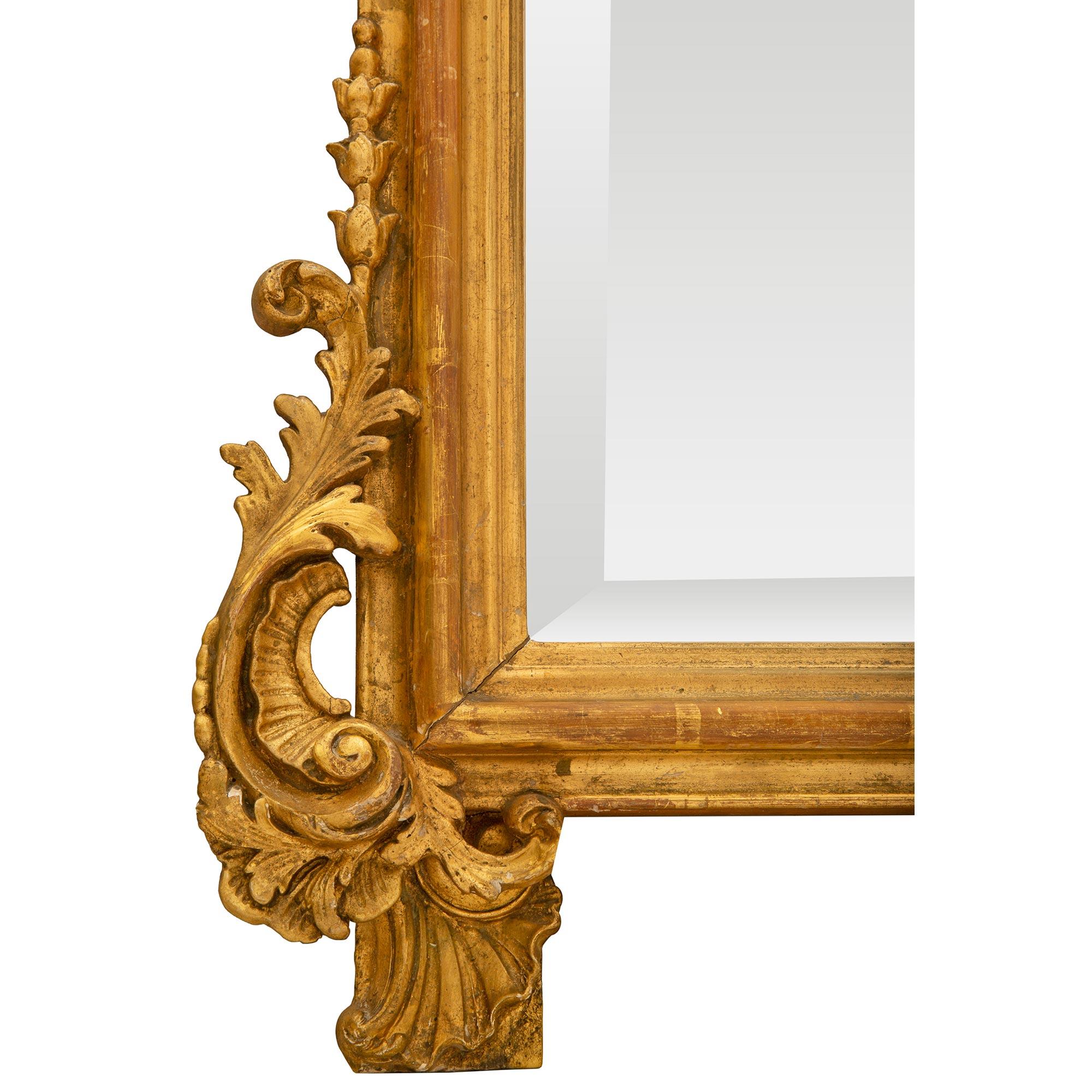 Miroir français du 19ème siècle en bois doré de style Louis XV en vente 3