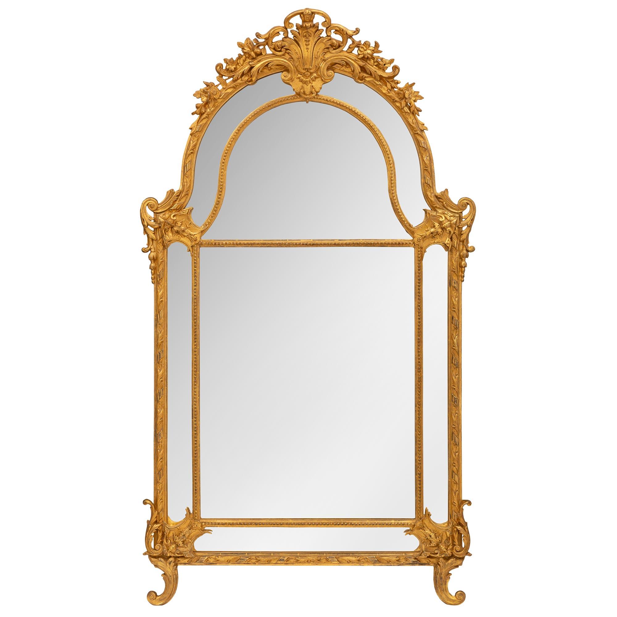 Miroir français du 19ème siècle en bois doré de style Louis XV en vente