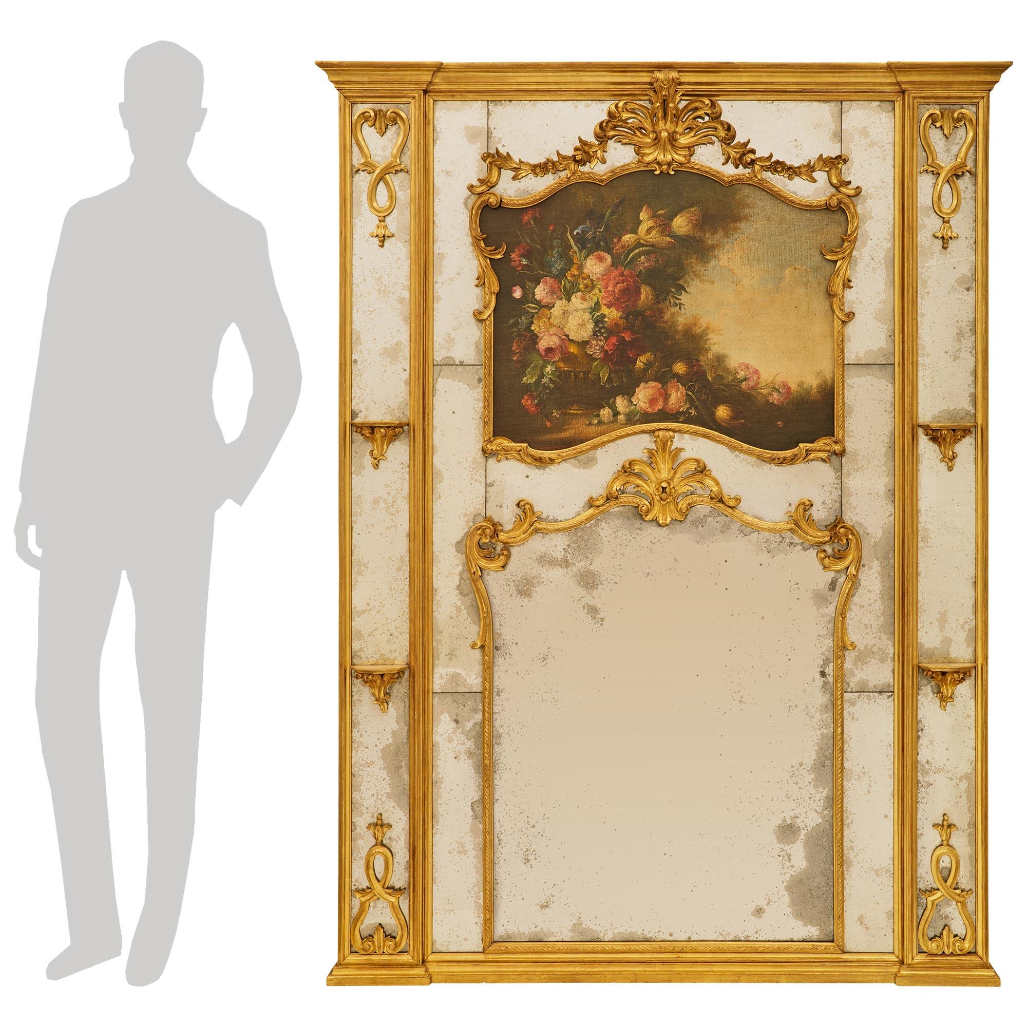 Un'elegante specchiera francese del XIX secolo in legno di Giltwood Trumeau. Questa splendida specchiera è decorata con bordi in legno dorato e due ripiani su ciascun lato tra riserve di legno dorato traforate a volute nella parte superiore e