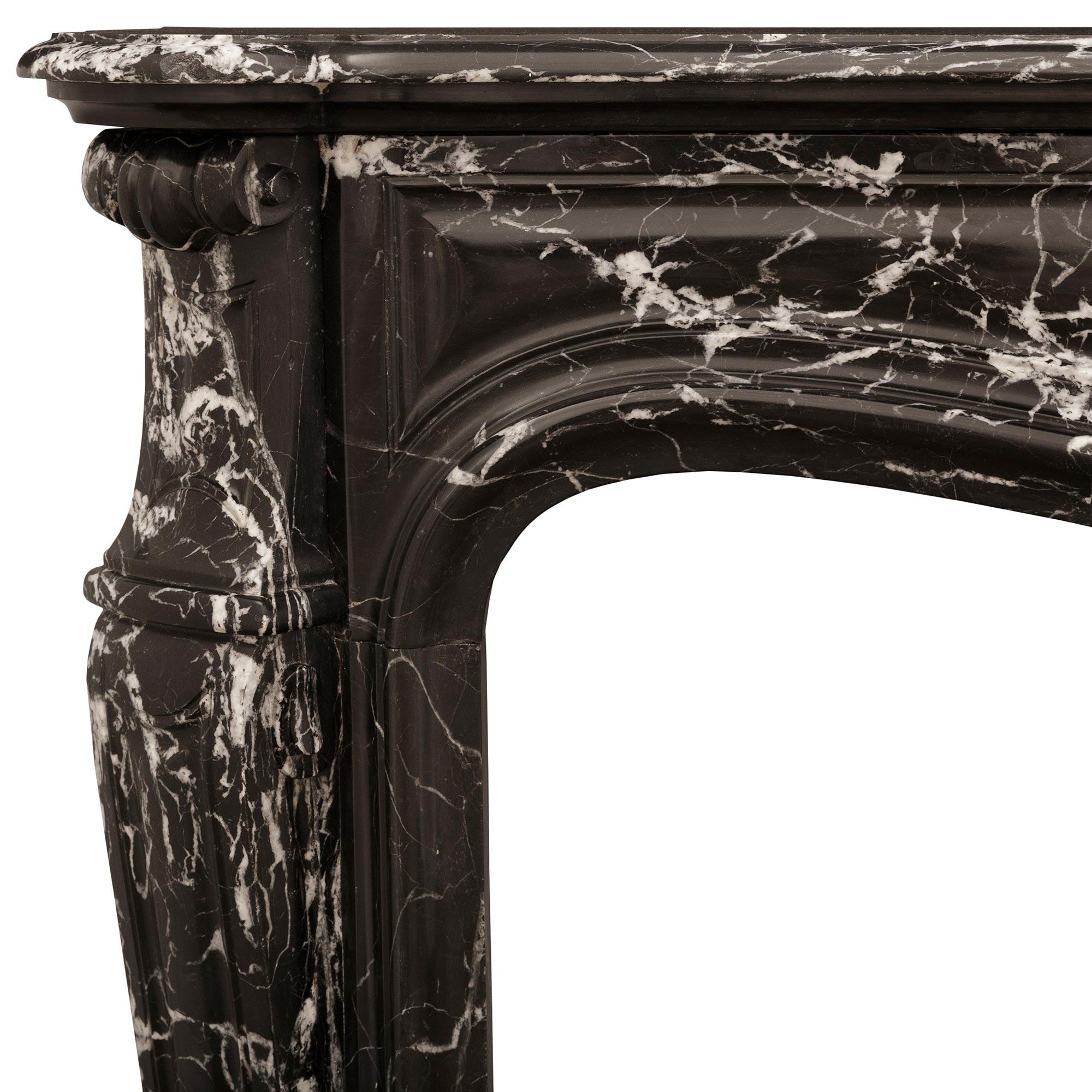 Caminetto francese del XIX secolo in stile Luigi XV Grand Antique in marmo In condizioni buone in vendita a West Palm Beach, FL