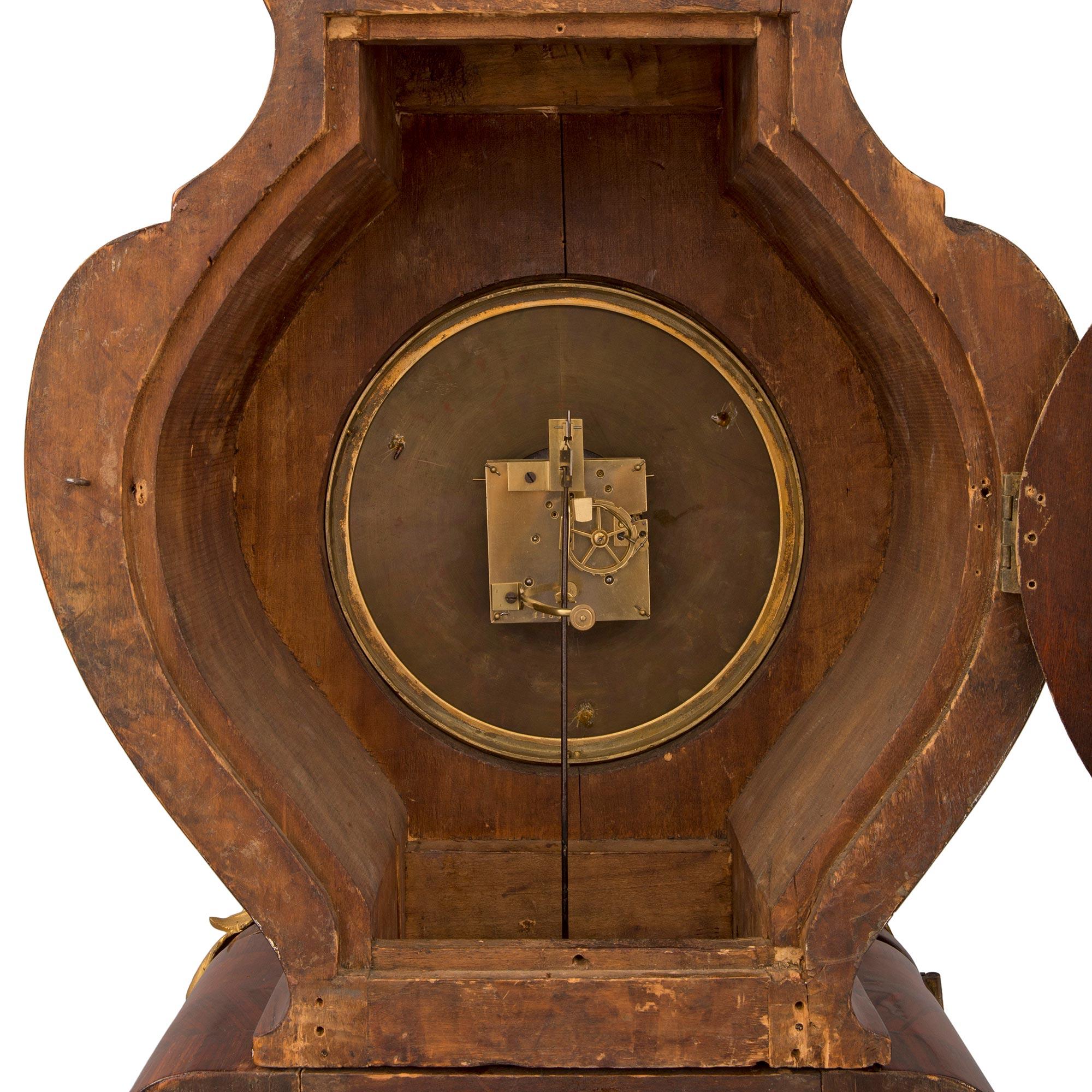 Horloge française du 19ème siècle de style Louis XV représentant son grand-père en vente 5