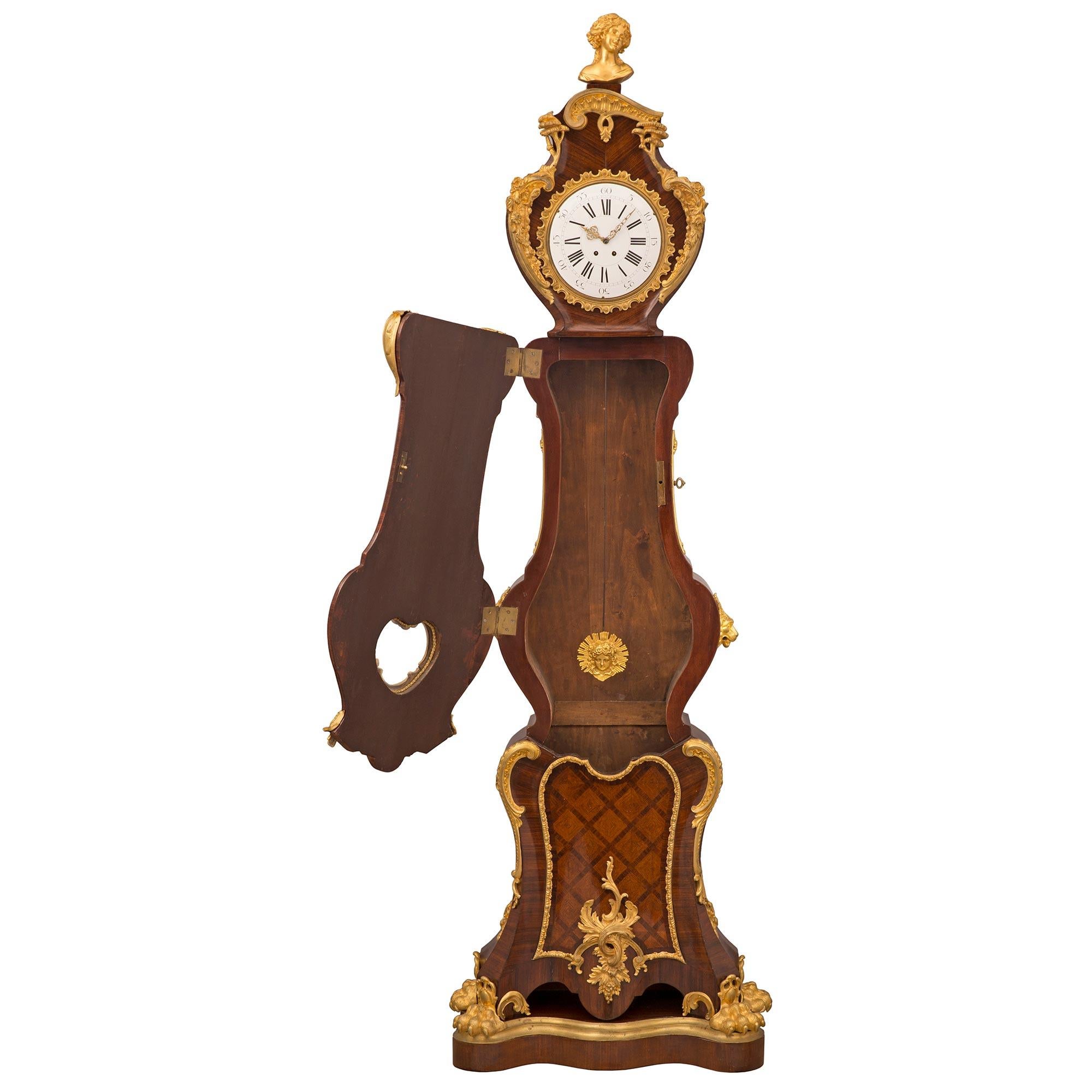 Français Horloge française du 19ème siècle de style Louis XV représentant son grand-père en vente