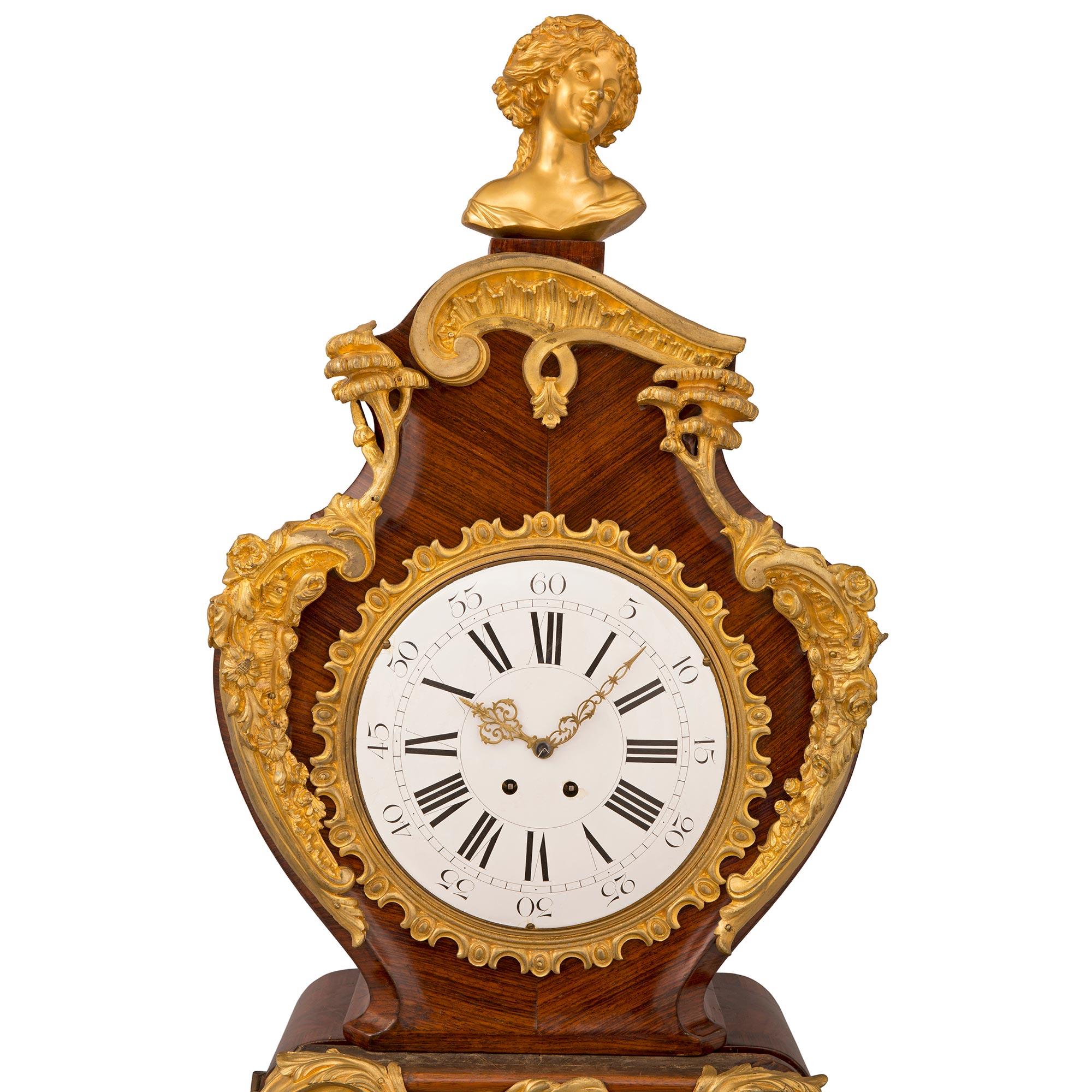 Bois de violette Horloge française du 19ème siècle de style Louis XV représentant son grand-père en vente