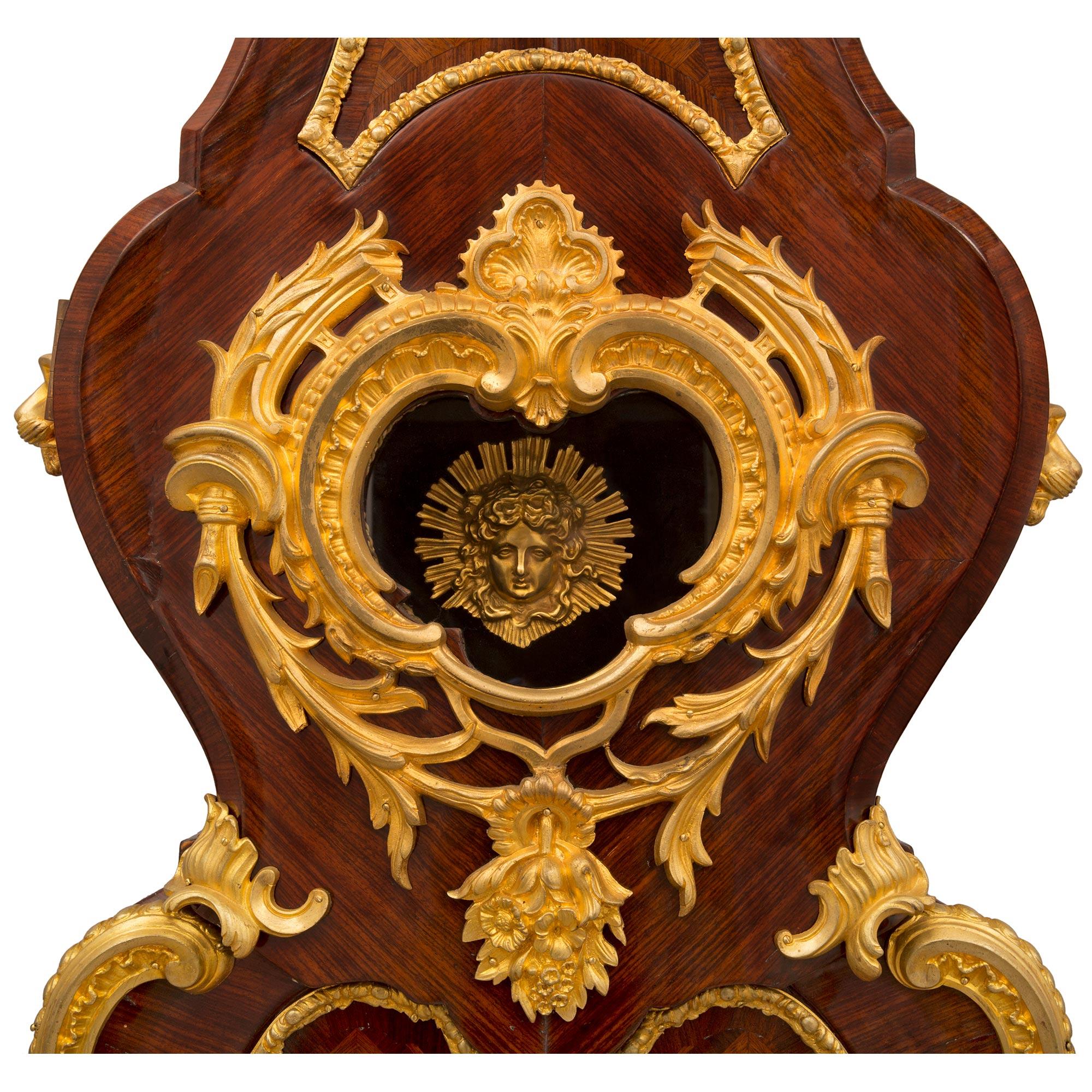 Horloge française du 19ème siècle de style Louis XV représentant son grand-père en vente 3