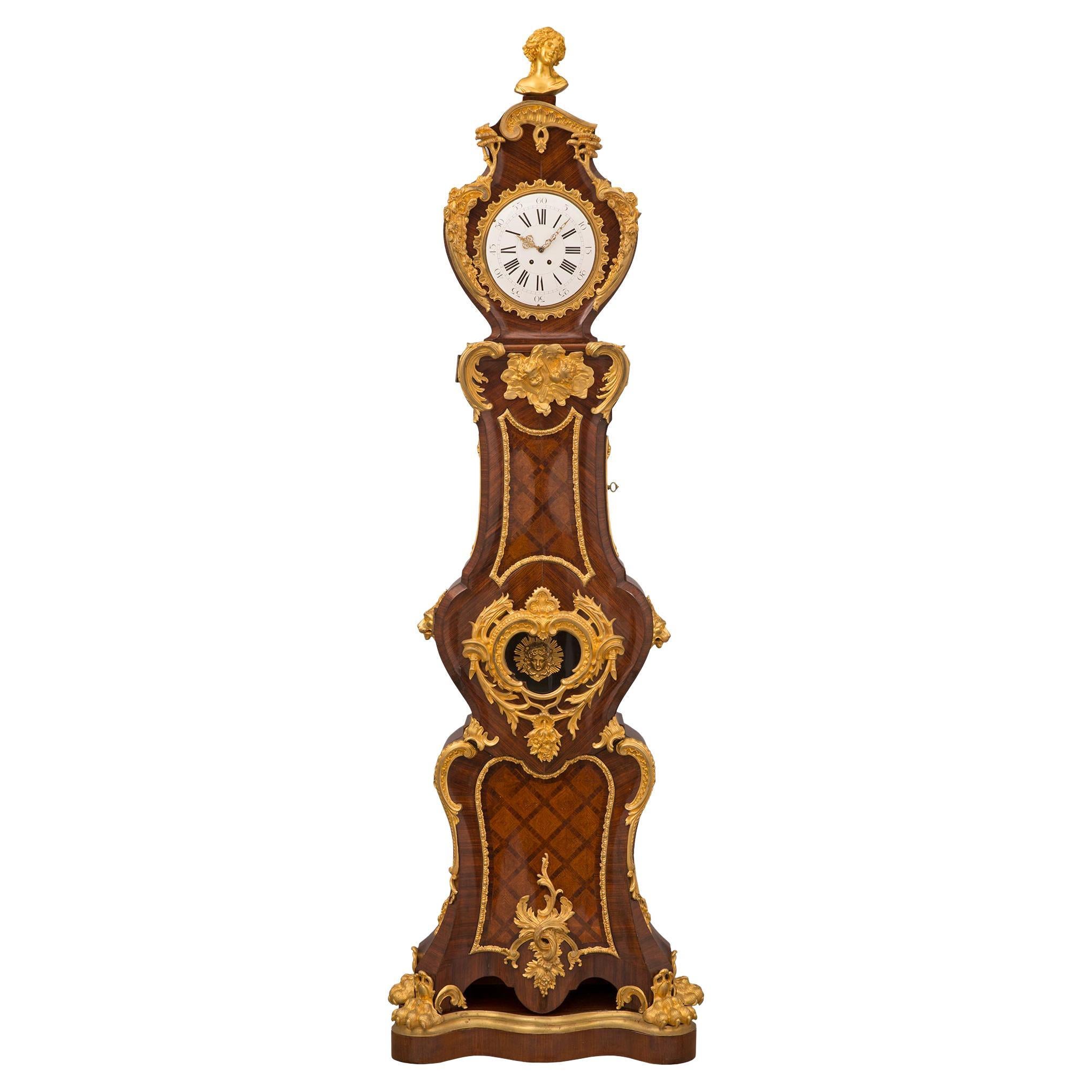 Horloge française du 19ème siècle de style Louis XV représentant son grand-père en vente