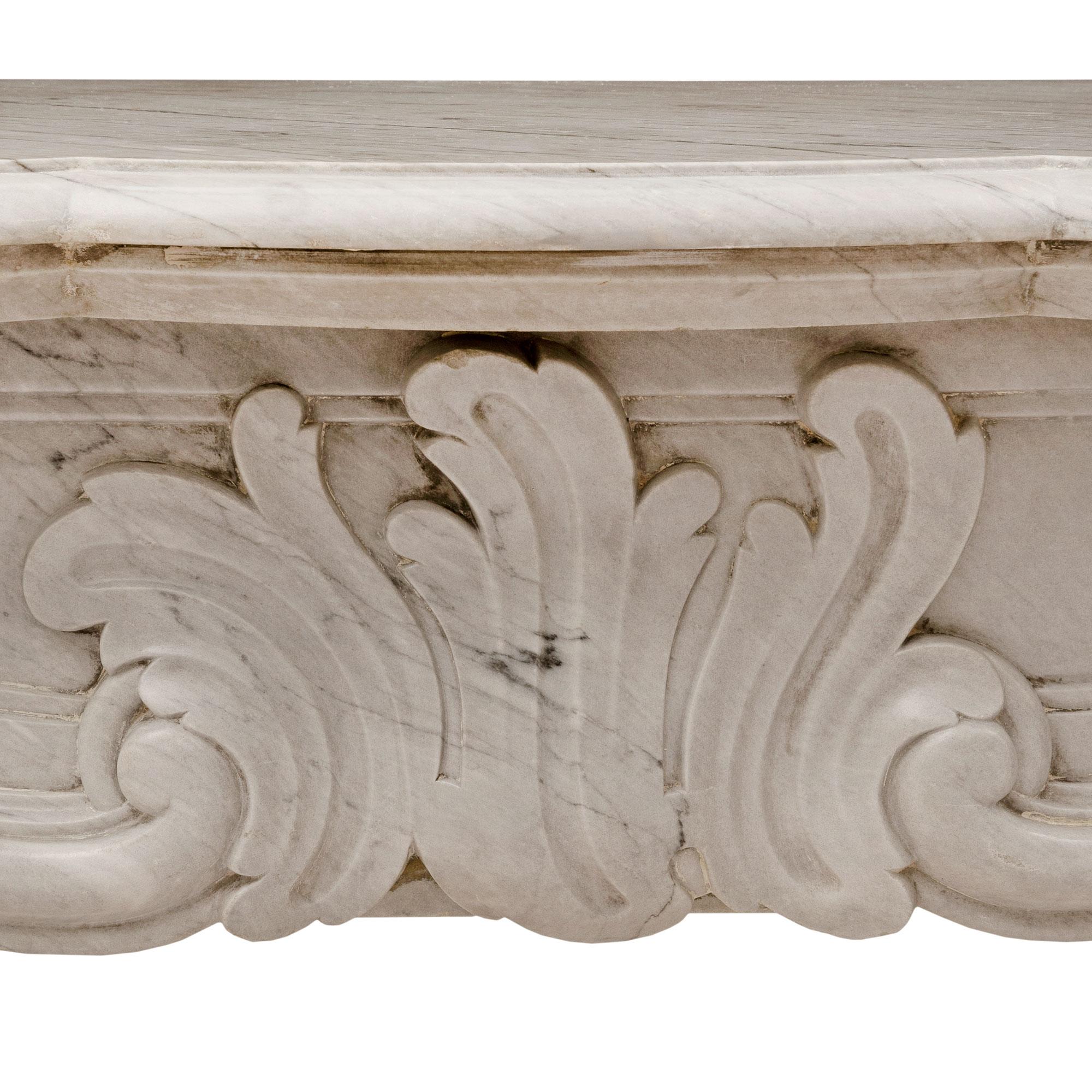 XIXe siècle Cheminée française du 19ème siècle de style Louis XV en marbre St. Gris St. Anne en vente