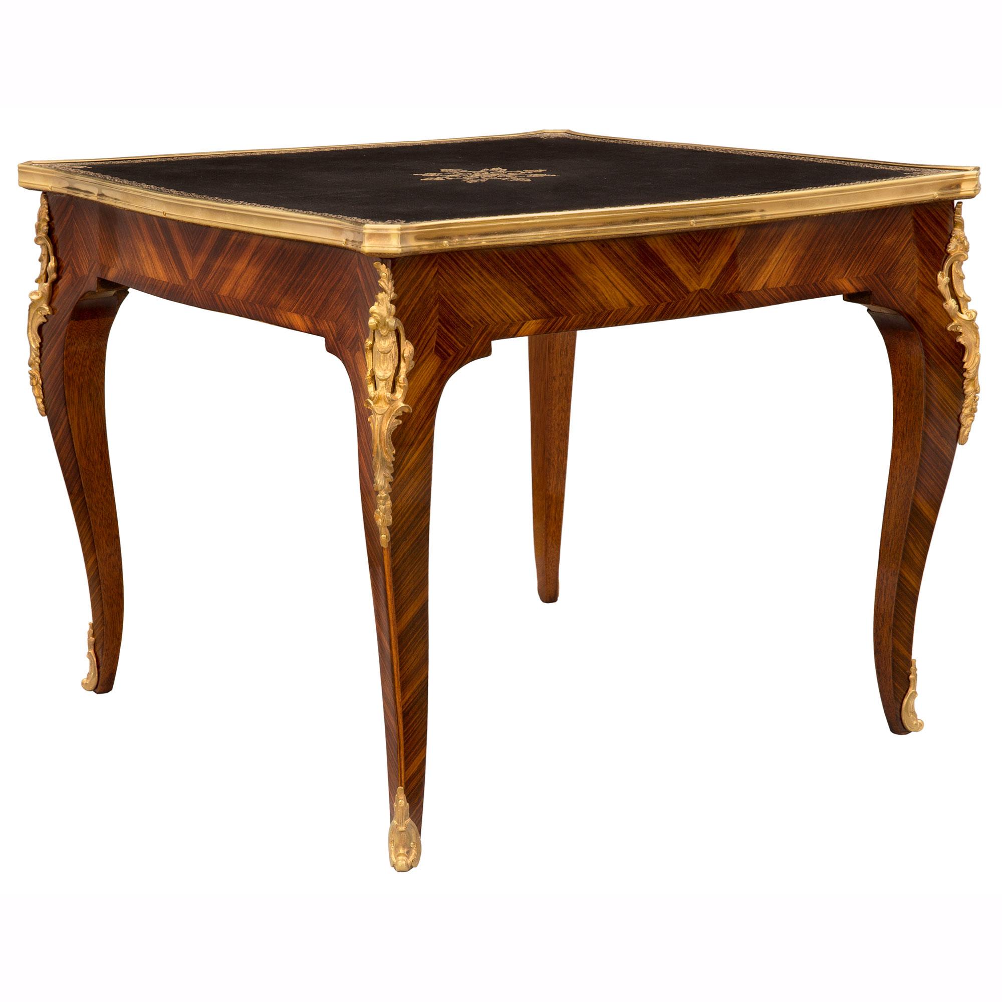 Français Table basse française du 19ème siècle de style Louis XV en bois de violette et bronze doré en vente