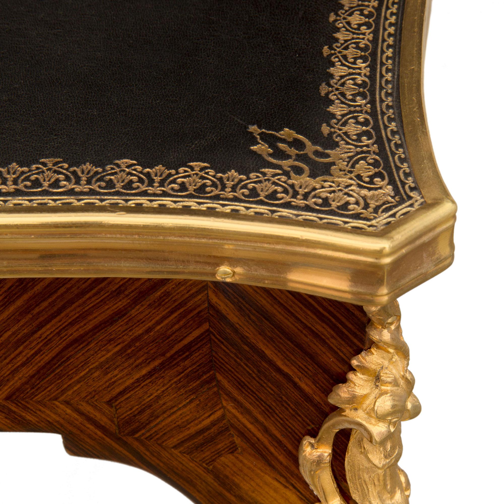 Table basse française du 19ème siècle de style Louis XV en bois de violette et bronze doré Bon état - En vente à West Palm Beach, FL