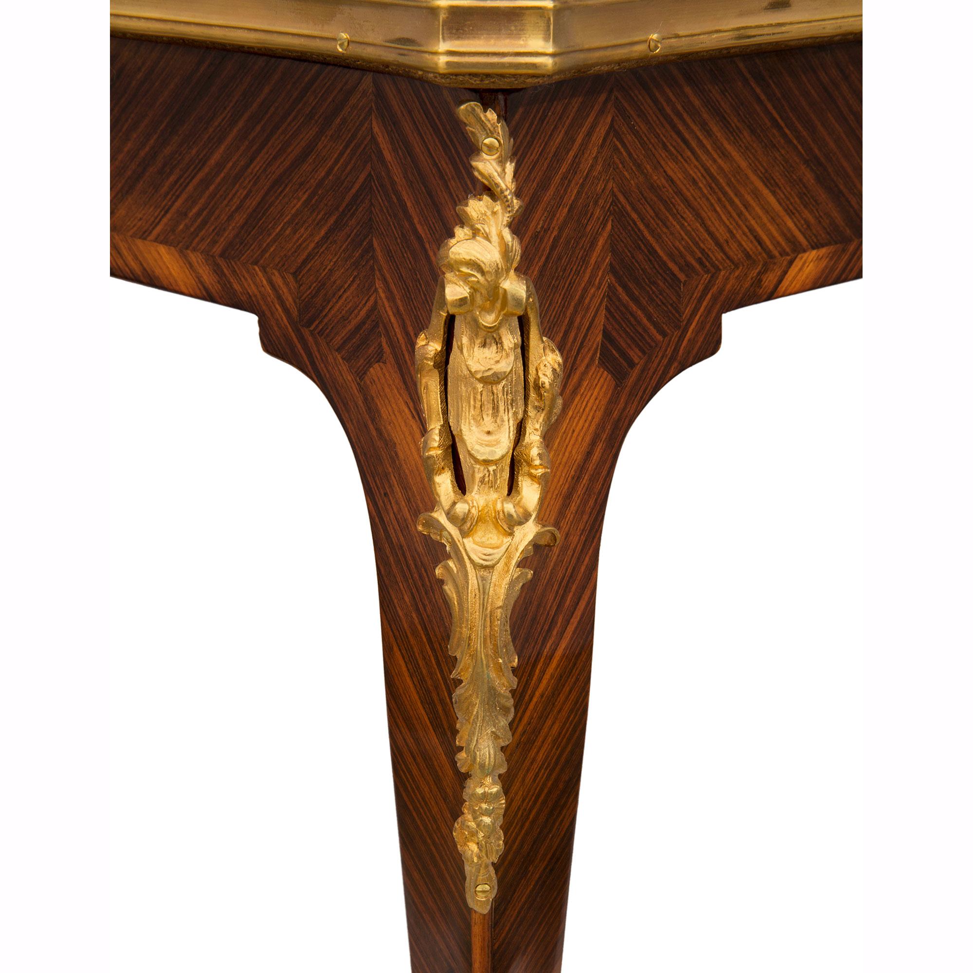 XIXe siècle Table basse française du 19ème siècle de style Louis XV en bois de violette et bronze doré en vente