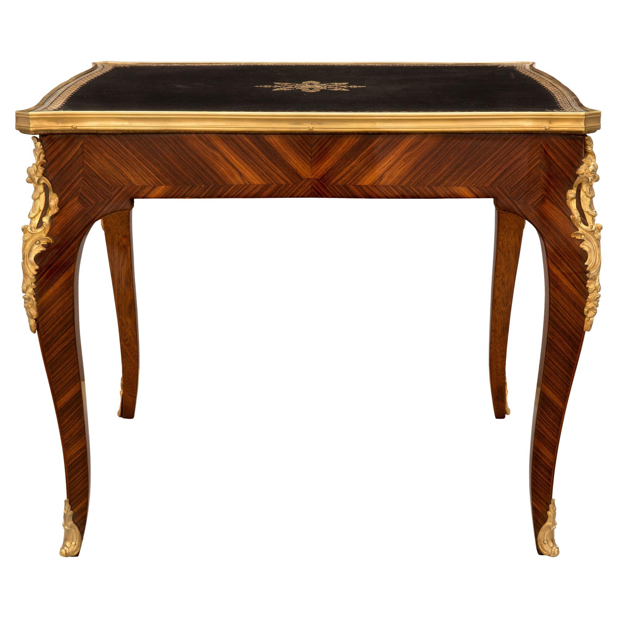 Table basse française du 19ème siècle de style Louis XV en bois de violette et bronze doré