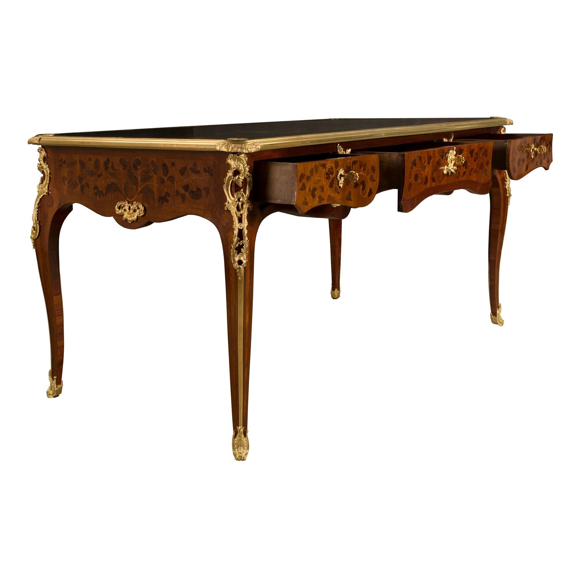 Schreibtisch aus Veilchenholz und Goldbronze, Louis XV.-Stil, 19. Jahrhundert im Zustand „Gut“ im Angebot in West Palm Beach, FL