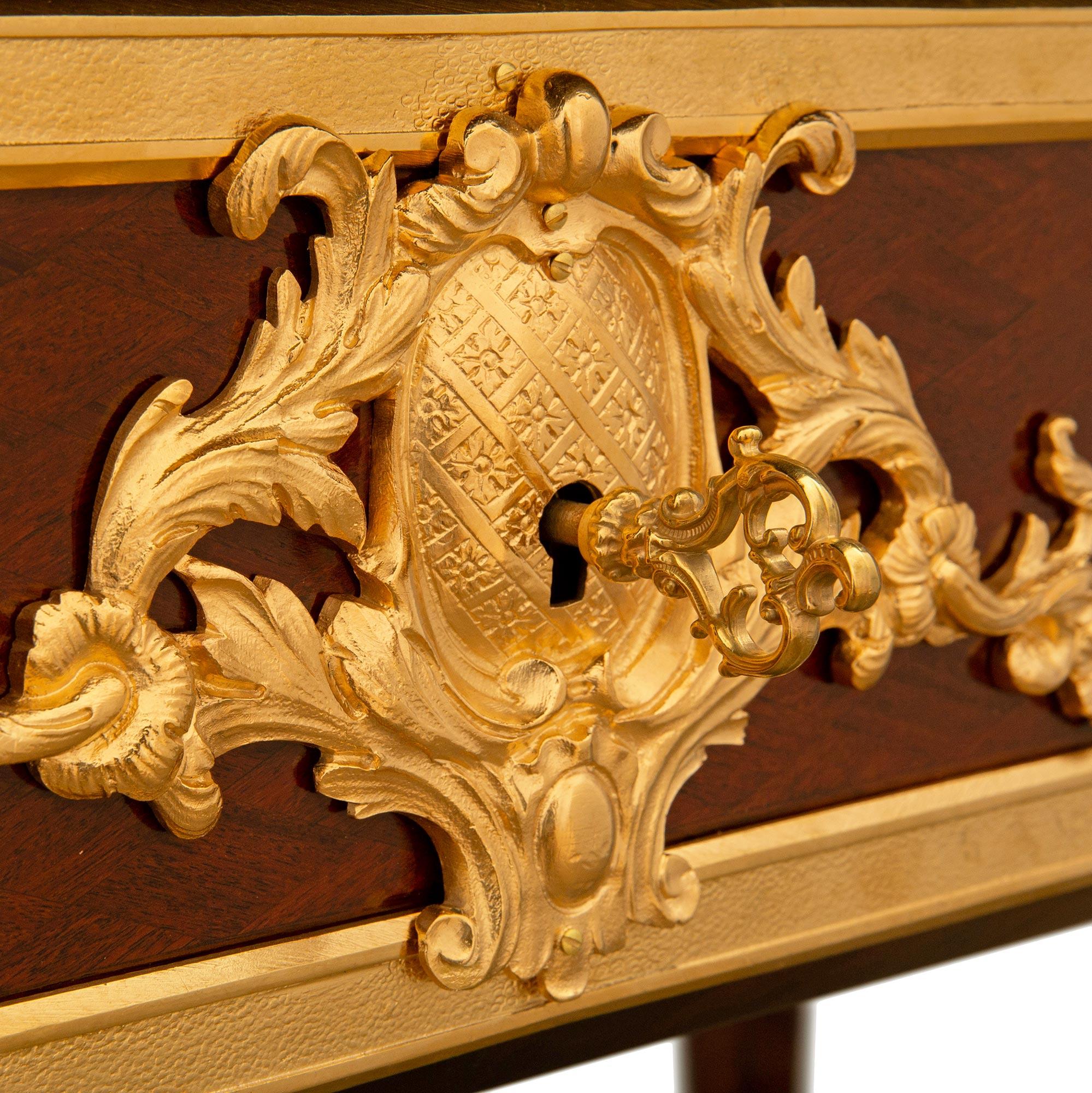Scrivania francese del XIX secolo in stile Luigi XV in legno di quercia e ormolu, nello stile di A Link in vendita 6