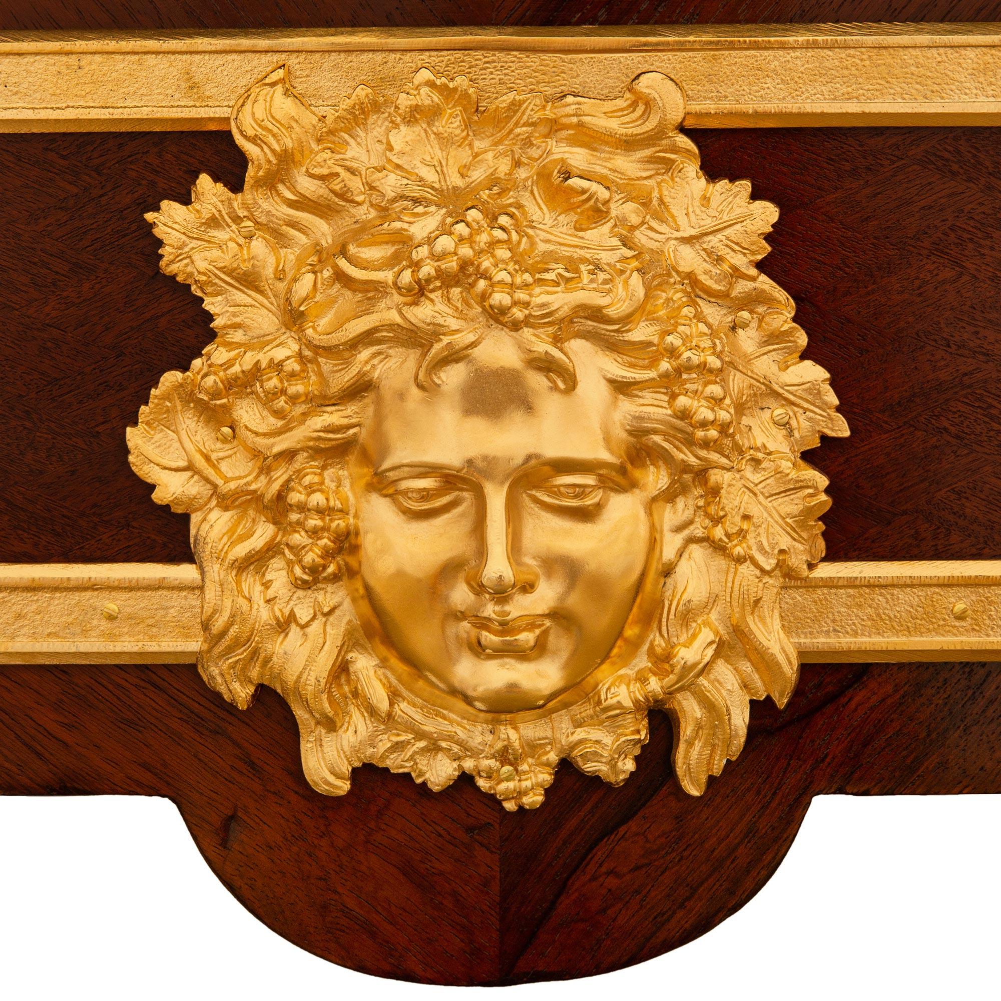 Scrivania francese del XIX secolo in stile Luigi XV in legno di quercia e ormolu, nello stile di A Link in vendita 7