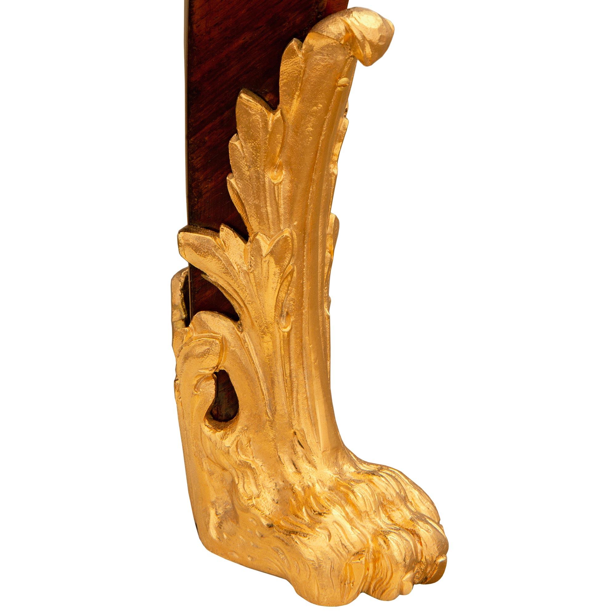 Scrivania francese del XIX secolo in stile Luigi XV in legno di quercia e ormolu, nello stile di A Link in vendita 8
