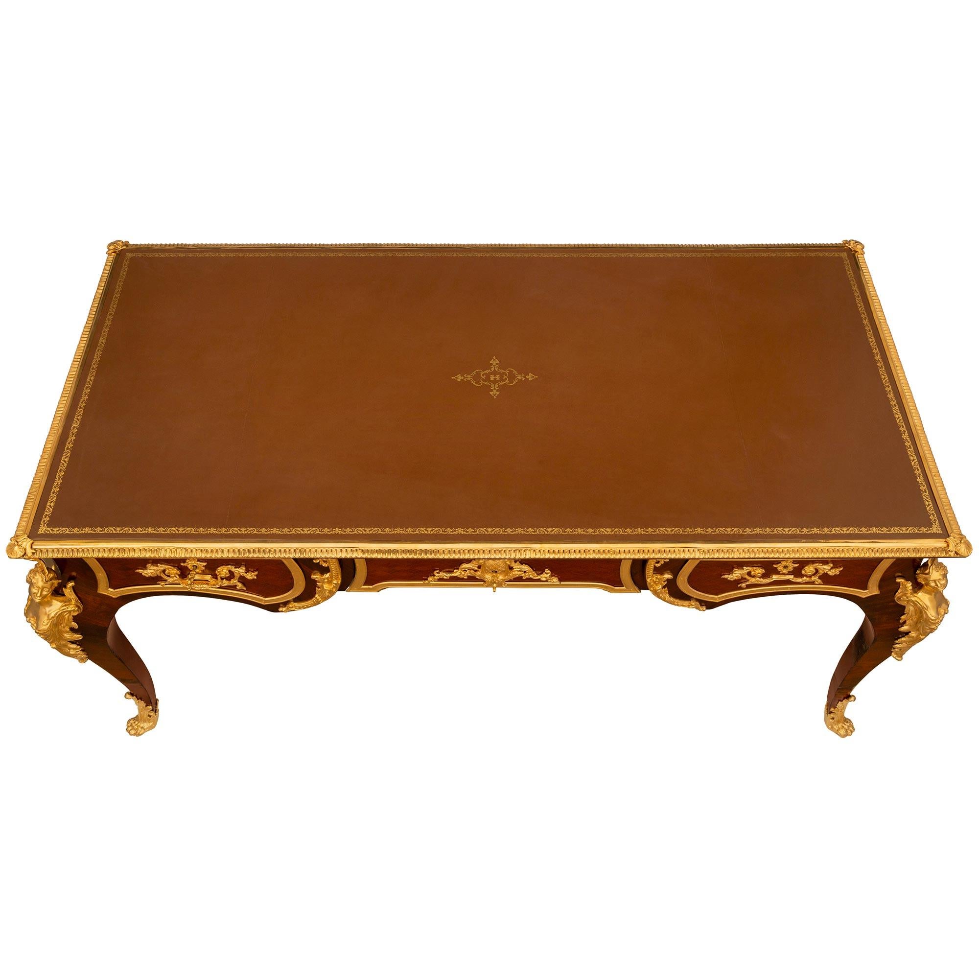 Scrivania francese del XIX secolo in stile Luigi XV in legno di quercia e ormolu, nello stile di A Link in vendita 9