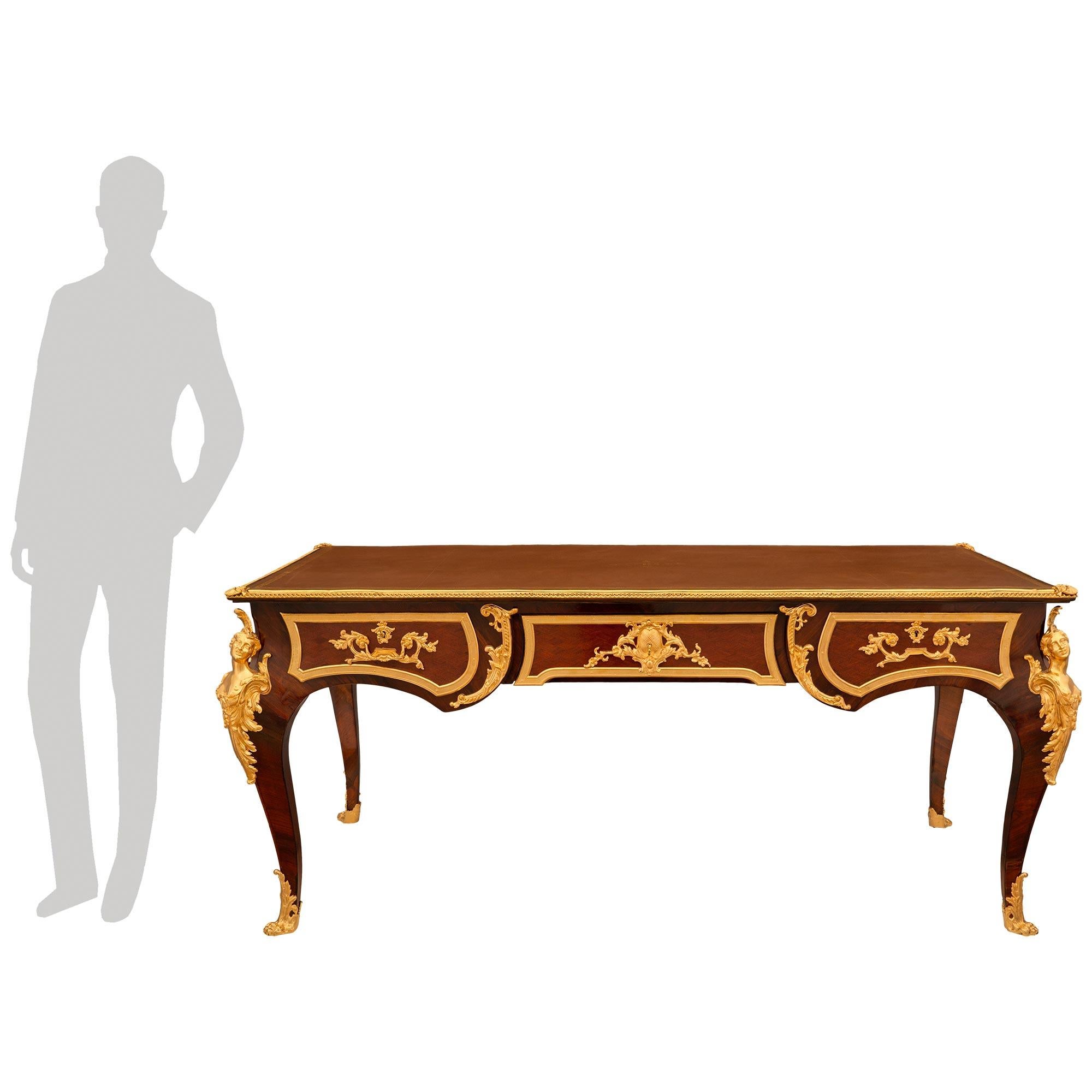 Una splendida scrivania francese del XIX secolo in stile Luigi XV in legno di quercia e ormeggio, nello stile di François Linke. L'eccezionale scrivania è sollevata da eleganti gambe cabriole con bei piedi a zampa forati riccamente cesellati e sabot