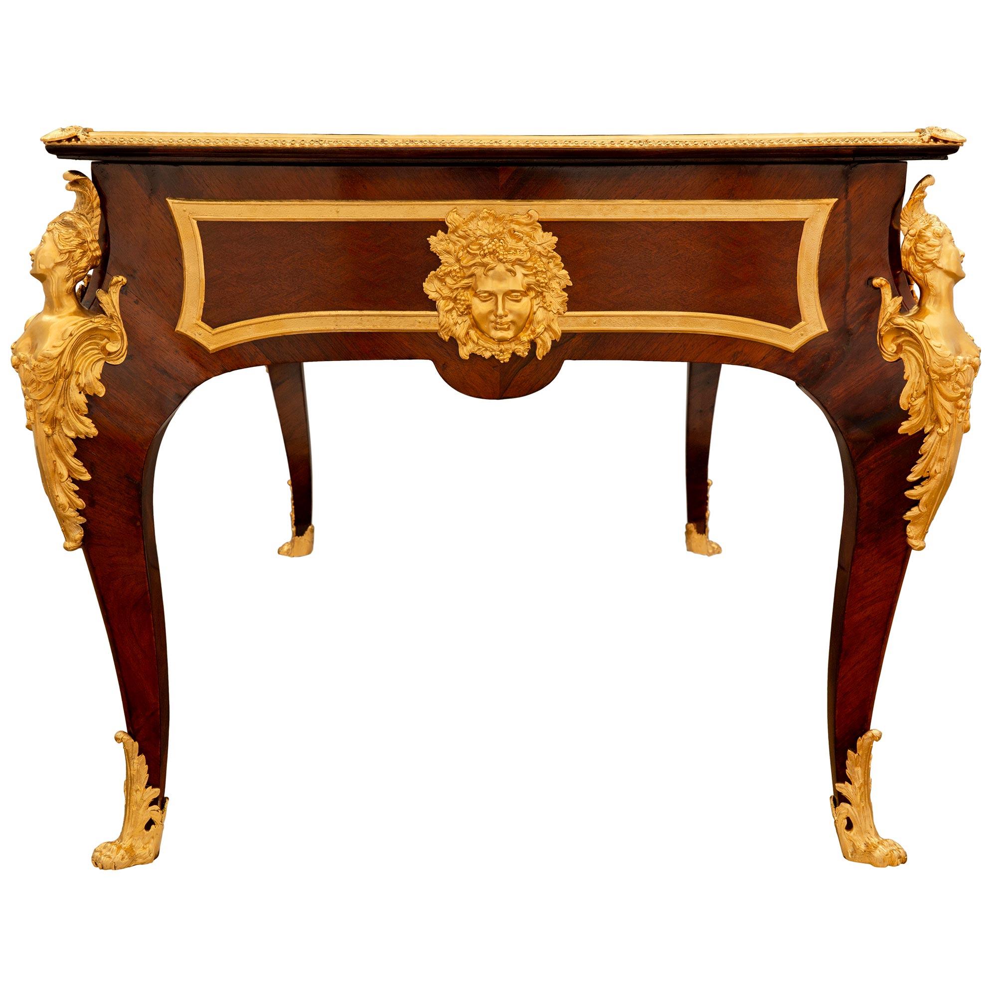 Similoro Scrivania francese del XIX secolo in stile Luigi XV in legno di quercia e ormolu, nello stile di A Link in vendita