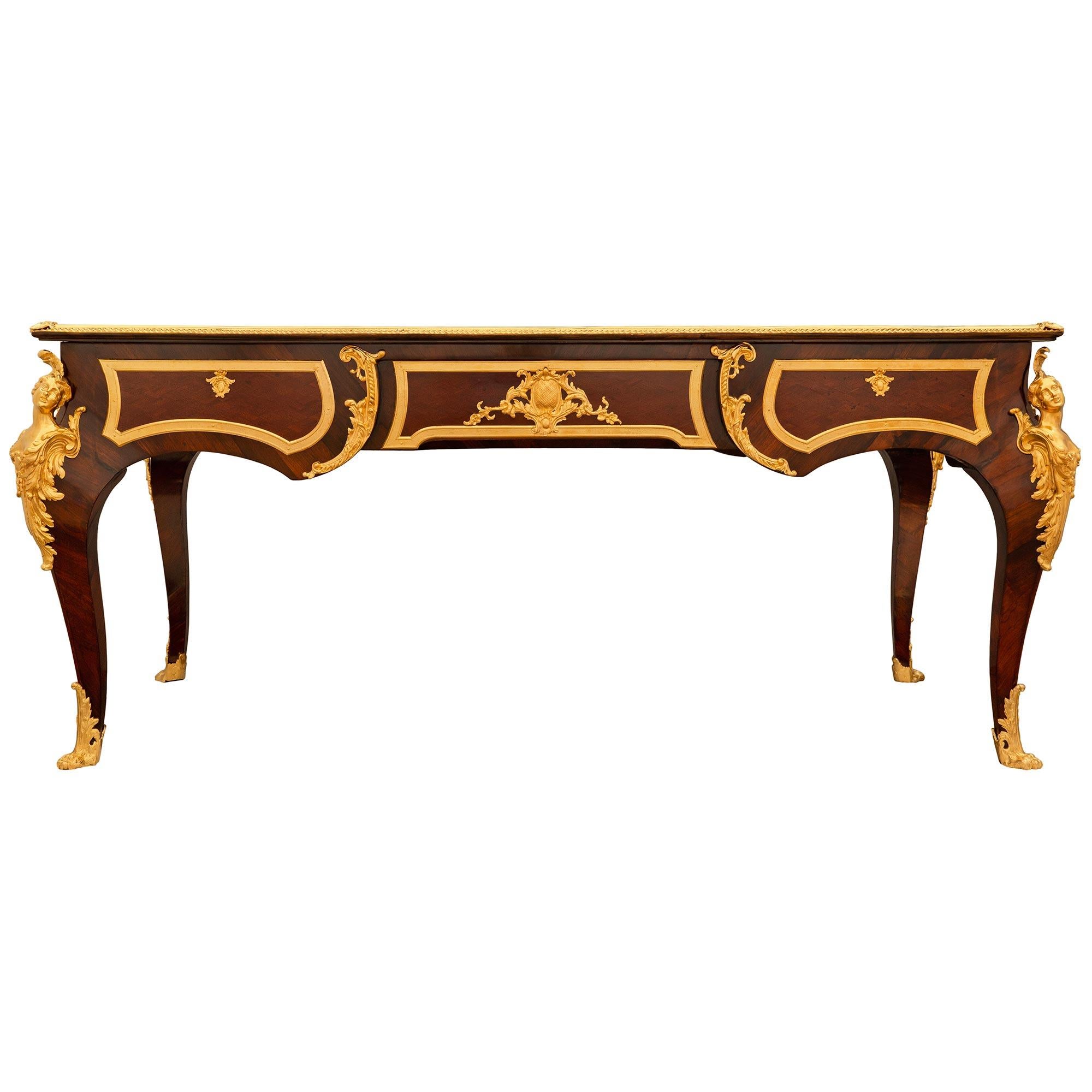 Scrivania francese del XIX secolo in stile Luigi XV in legno di quercia e ormolu, nello stile di A Link in vendita 1