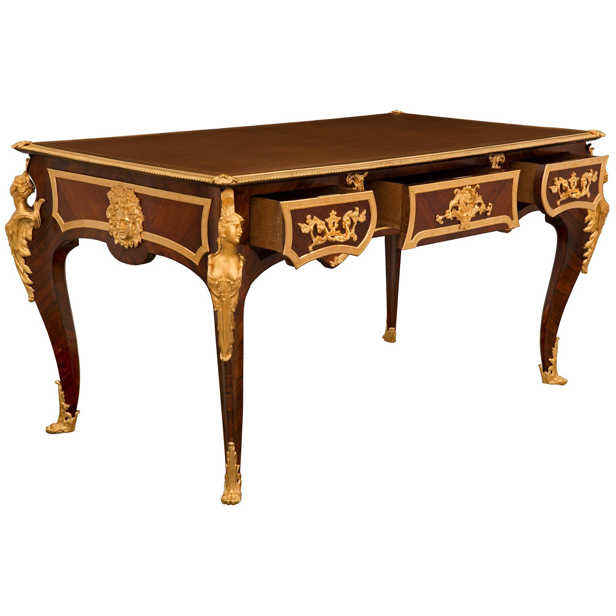 Bureau français du 19ème siècle de style Louis XV en bois de violette et bronze doré, probablement par Franois L Bon état - En vente à West Palm Beach, FL