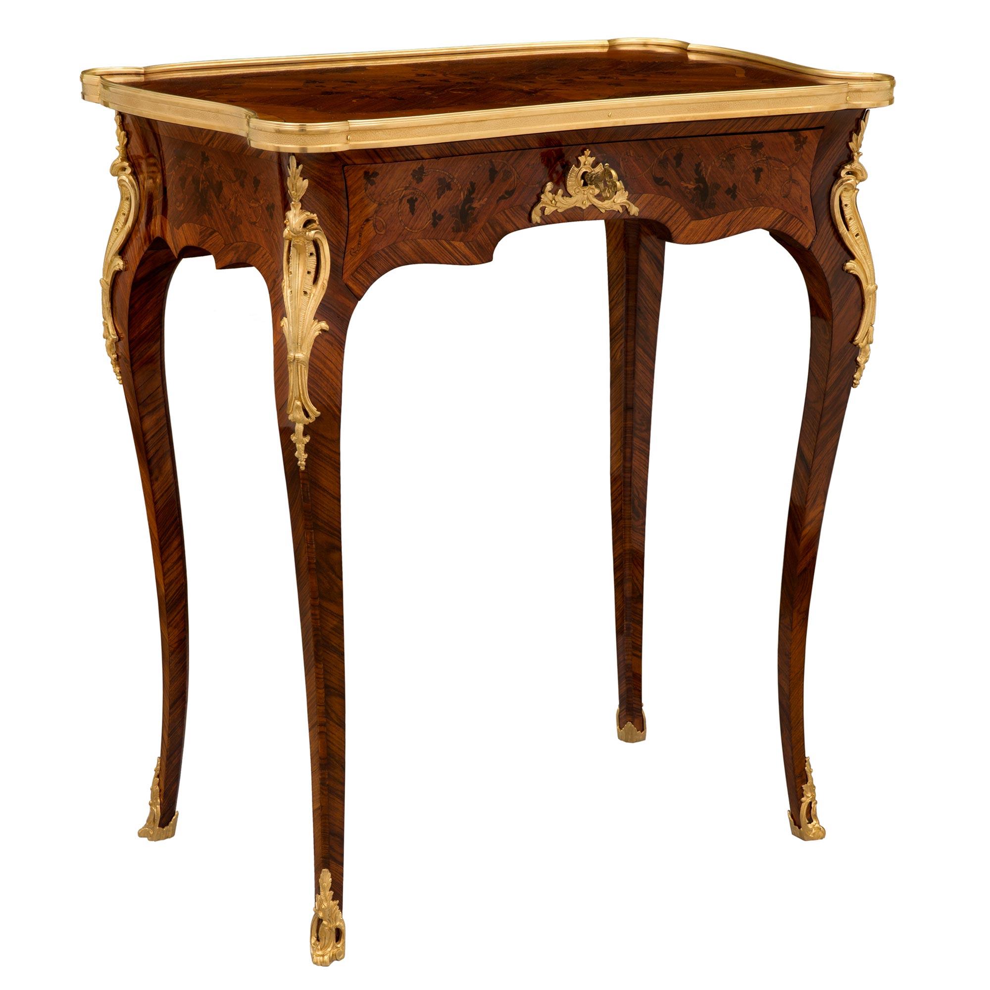Français Table d'appoint française du 19ème siècle de style Louis XV en bois de violette et bronze doré en vente