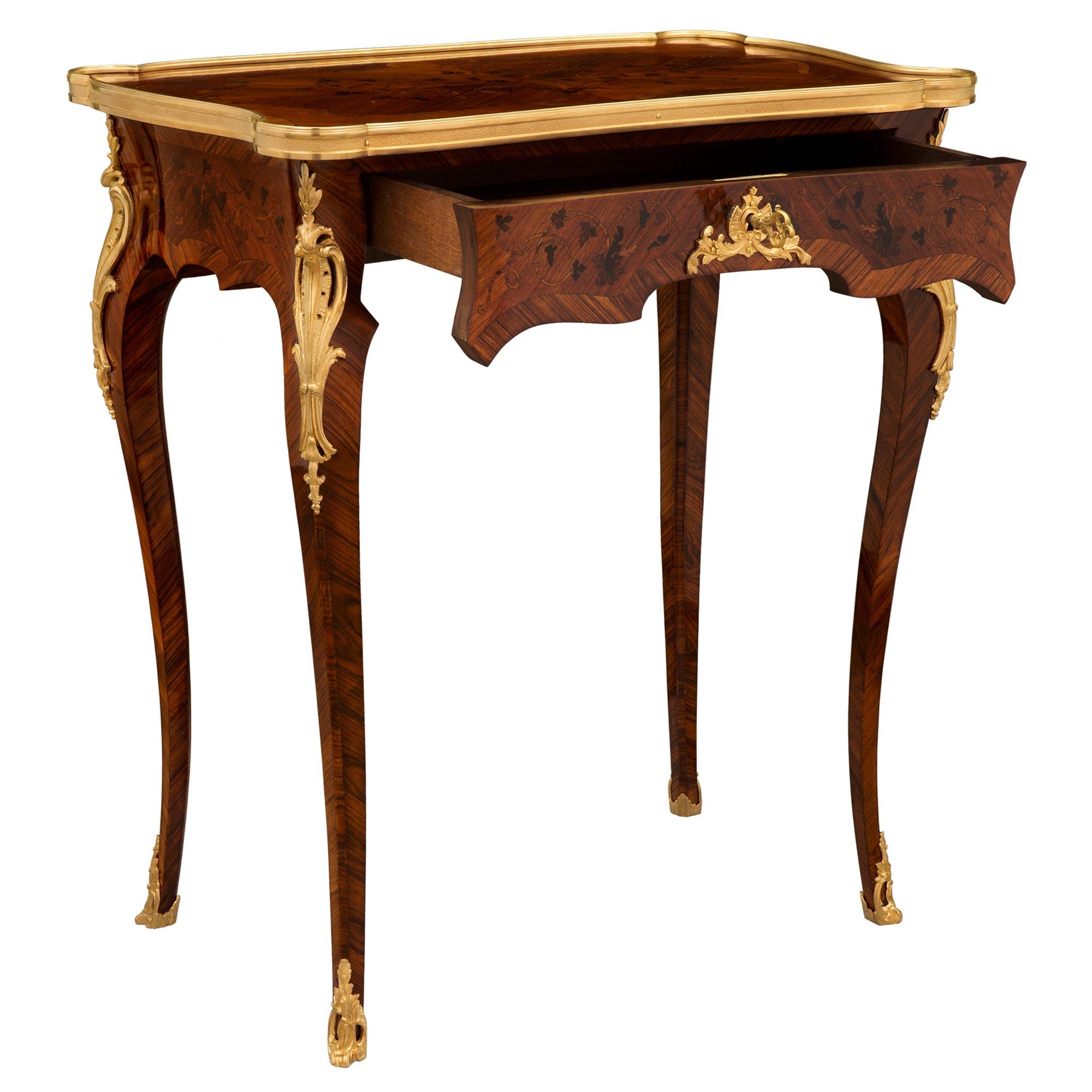 Table d'appoint française du 19ème siècle de style Louis XV en bois de violette et bronze doré Bon état - En vente à West Palm Beach, FL