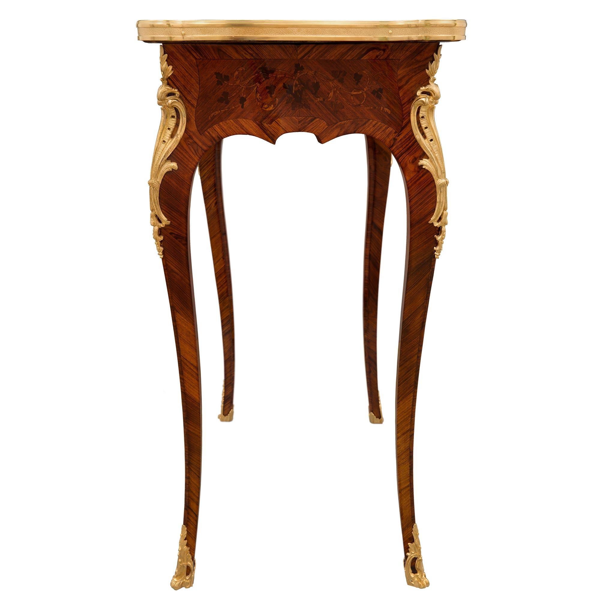 XIXe siècle Table d'appoint française du 19ème siècle de style Louis XV en bois de violette et bronze doré en vente