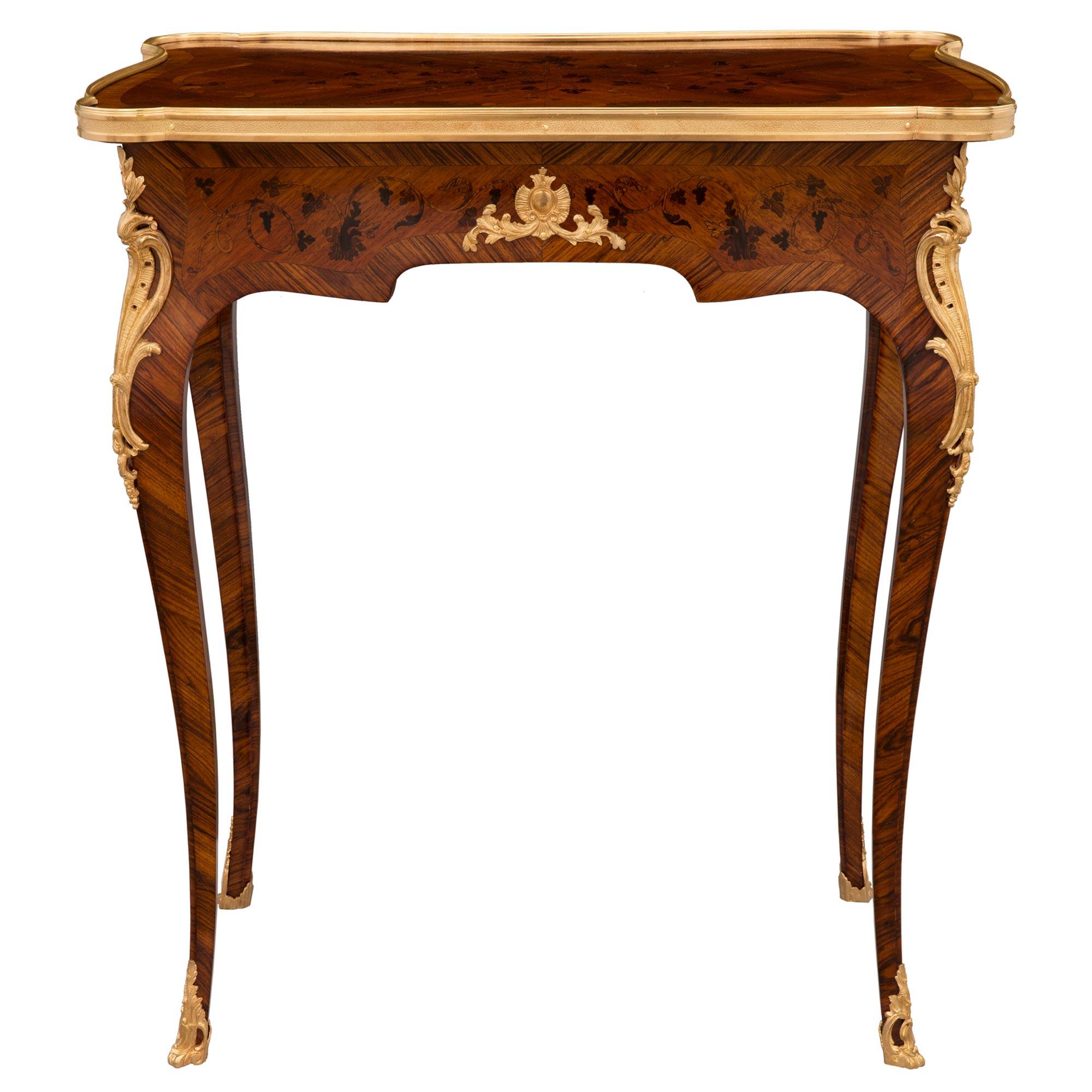 Bronze doré Table d'appoint française du 19ème siècle de style Louis XV en bois de violette et bronze doré en vente