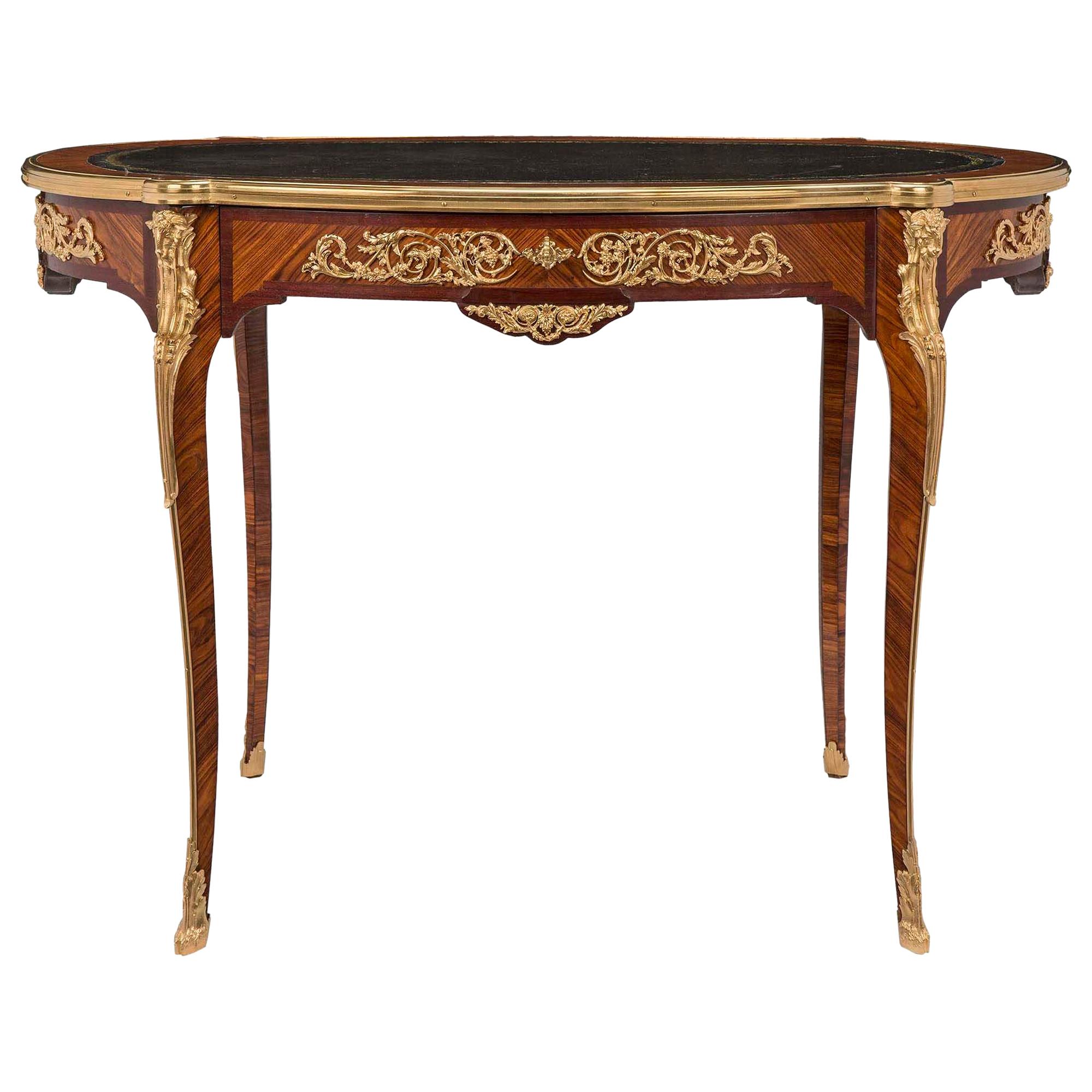 Table d'appoint ou bureau français du 19ème siècle de style Louis XV en bois de violette et bronze doré