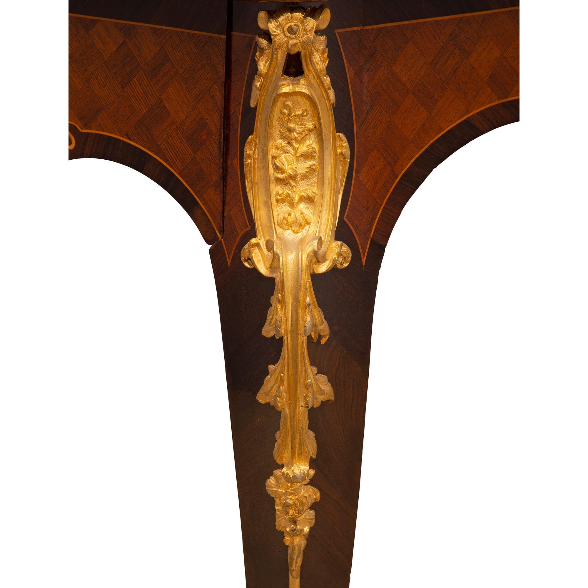Französisch 19. Jahrhundert Louis XV St. Königsholz, exotisches Holz und Goldbronze Mitteltisch im Angebot 6
