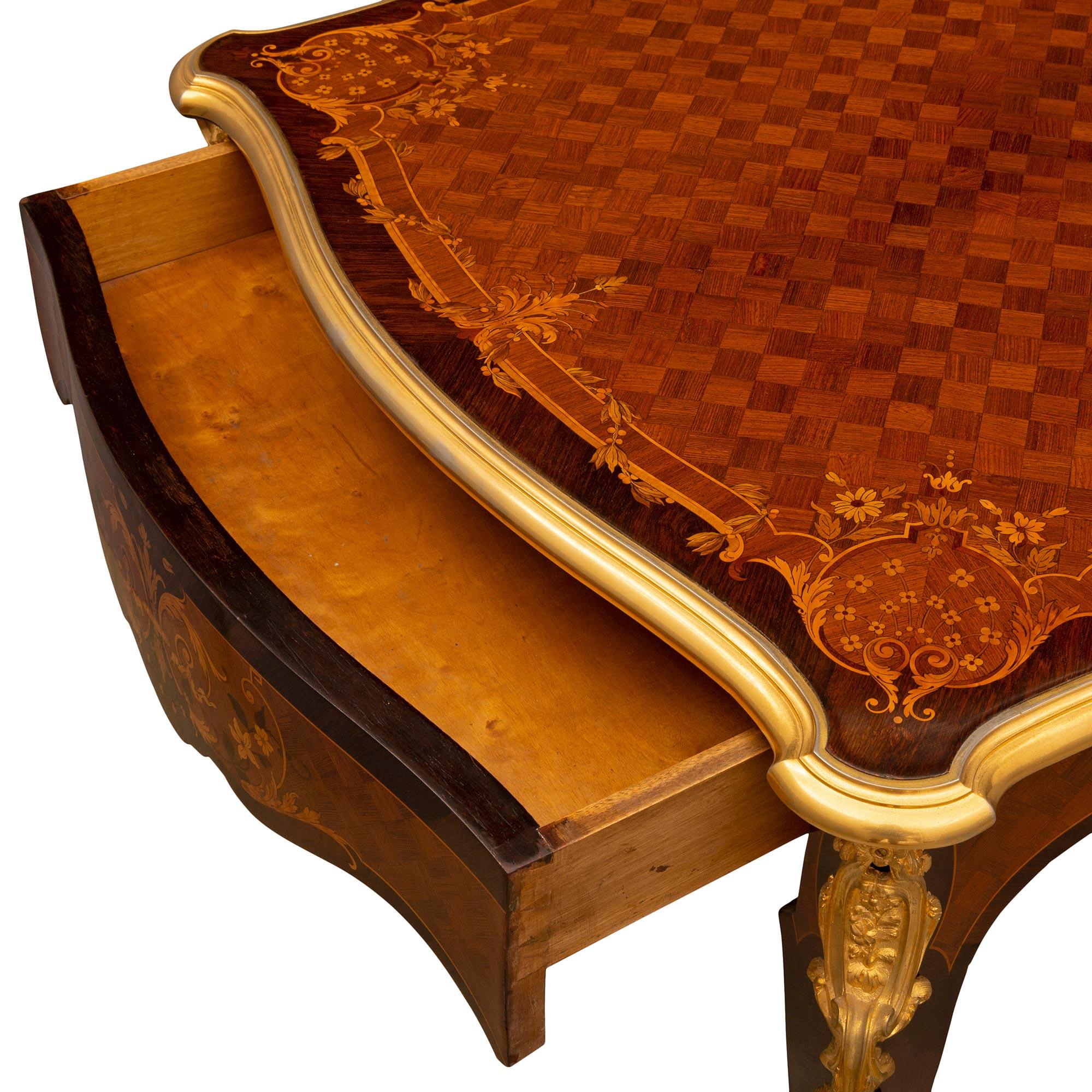 Table centrale française du 19ème siècle de style Louis XV en bois de violette, bois exotique et bronze doré en vente 5