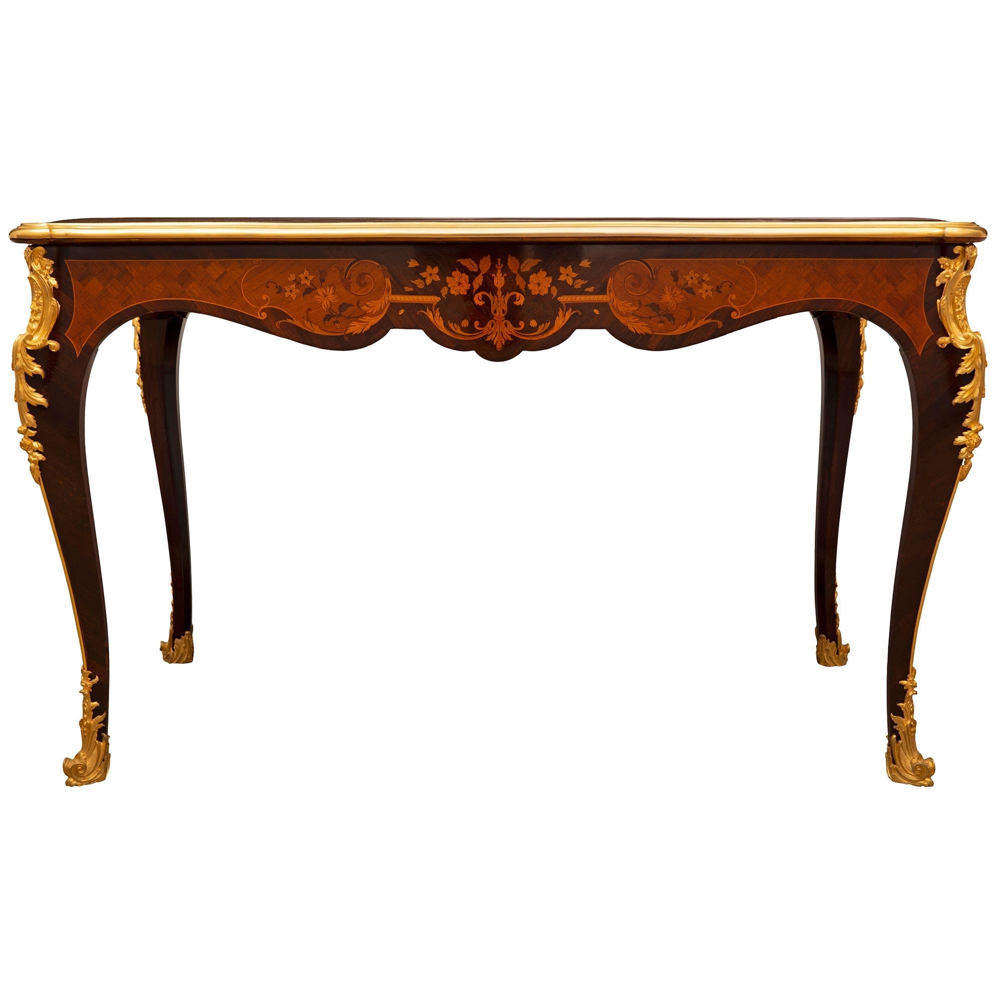 Français Table centrale française du 19ème siècle de style Louis XV en bois de violette, bois exotique et bronze doré en vente