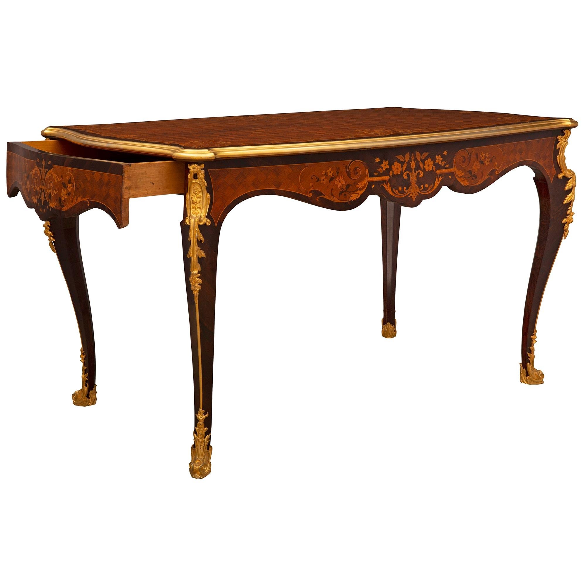 XIXe siècle Table centrale française du 19ème siècle de style Louis XV en bois de violette, bois exotique et bronze doré en vente