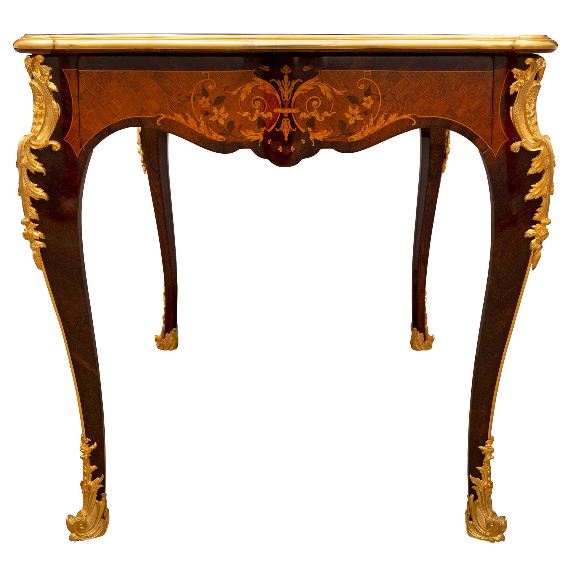 Bronze doré Table centrale française du 19ème siècle de style Louis XV en bois de violette, bois exotique et bronze doré en vente