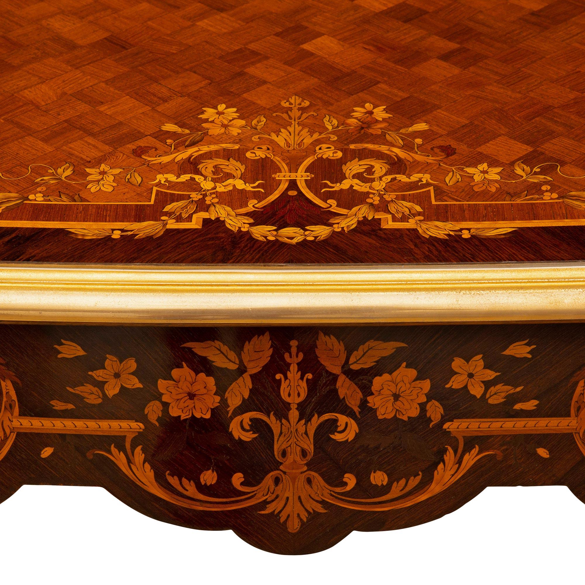 Table centrale française du 19ème siècle de style Louis XV en bois de violette, bois exotique et bronze doré en vente 2