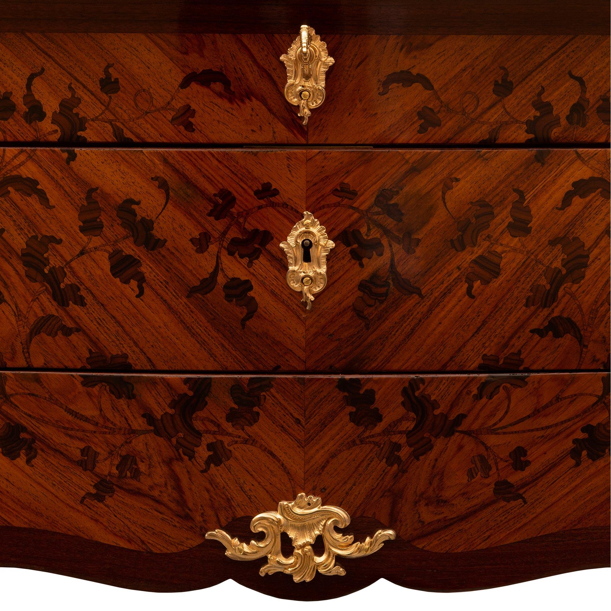 Table d'appoint Louis XV du XIXe siècle en bois de roi, bois exotique et bronze doré en vente 5