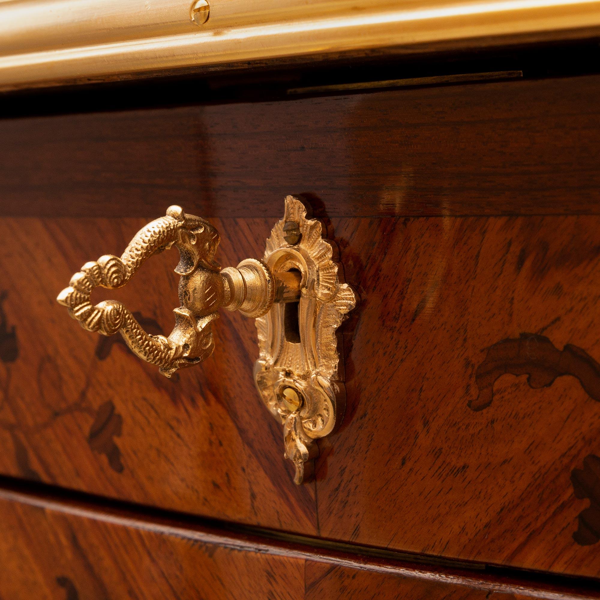Table d'appoint Louis XV du XIXe siècle en bois de roi, bois exotique et bronze doré en vente 6