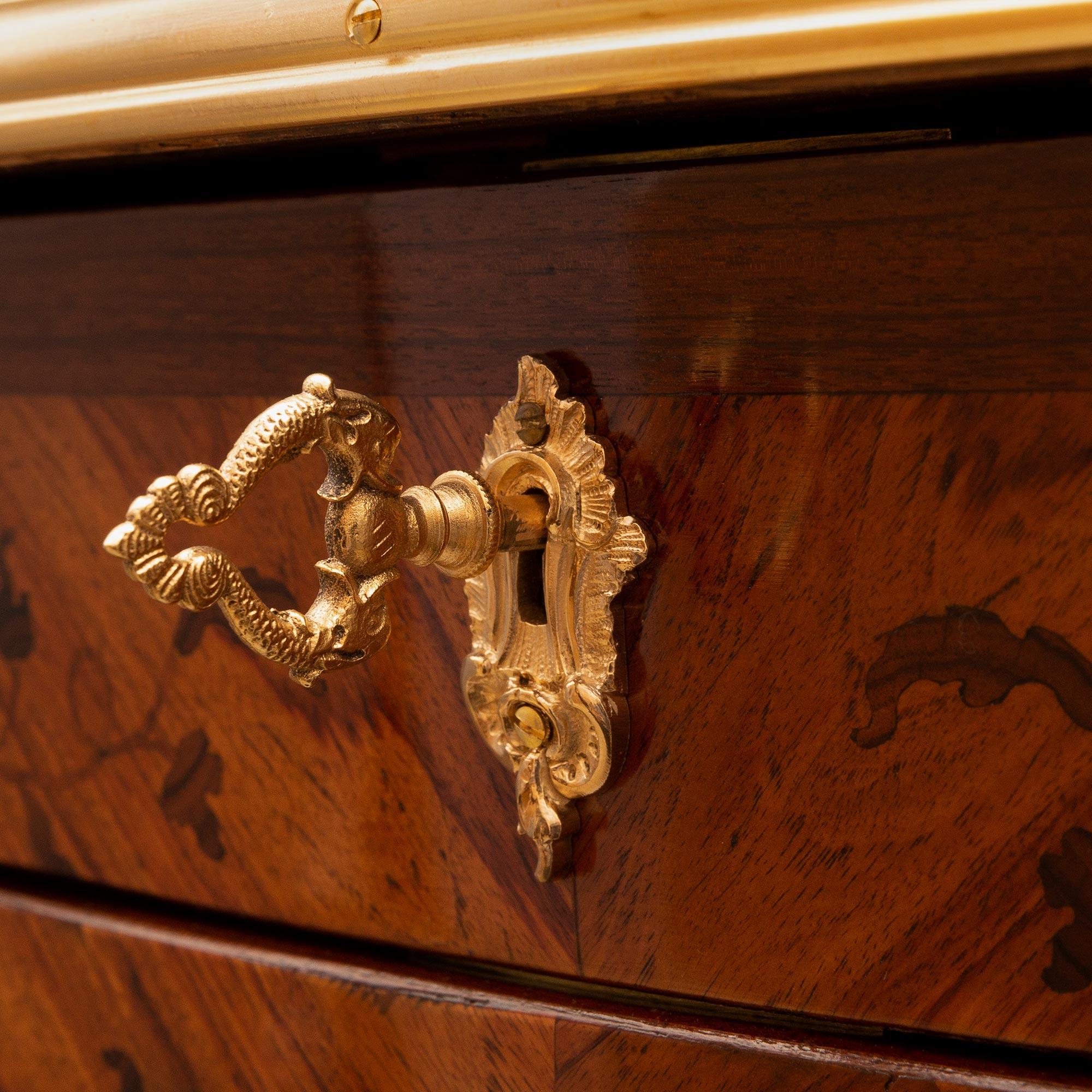 Table d'appoint Louis XV du XIXe siècle en bois de roi, bois exotique et bronze doré en vente 6