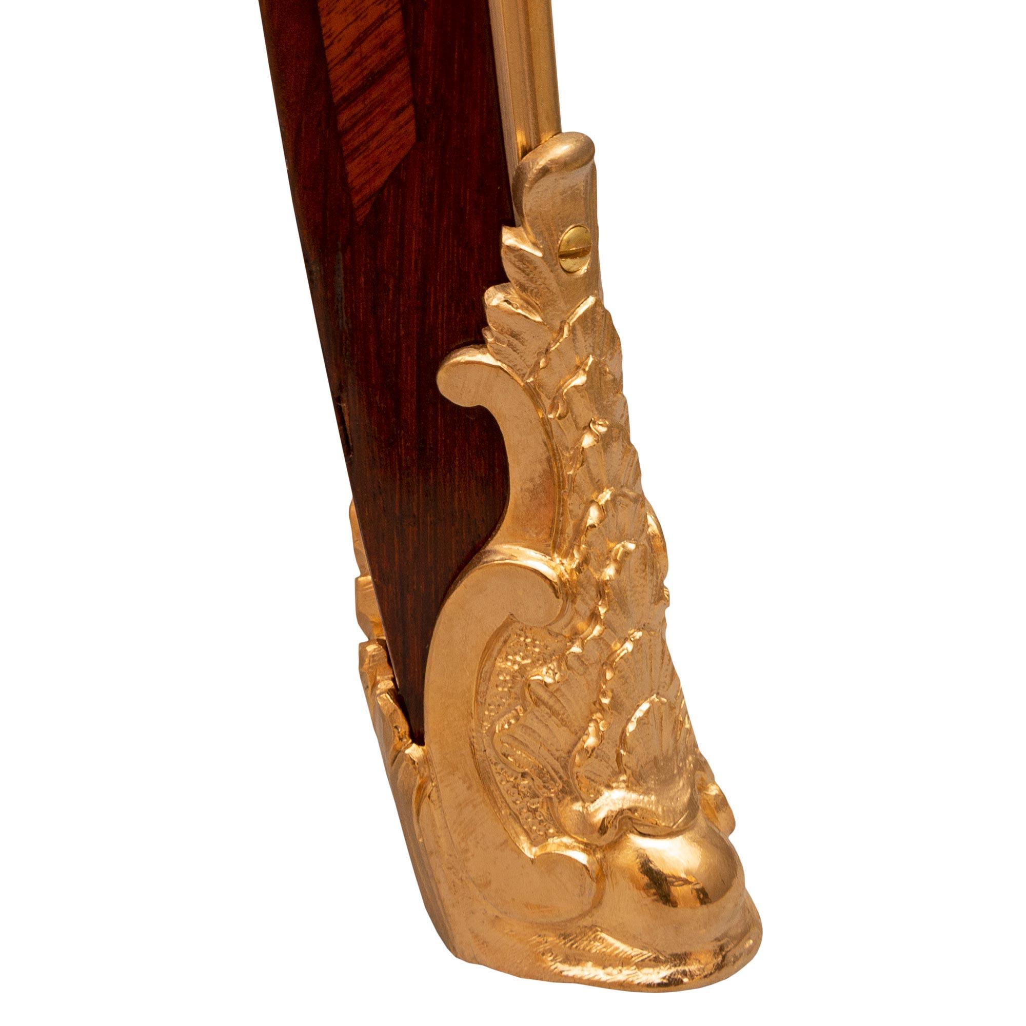 Table d'appoint Louis XV du XIXe siècle en bois de roi, bois exotique et bronze doré en vente 8