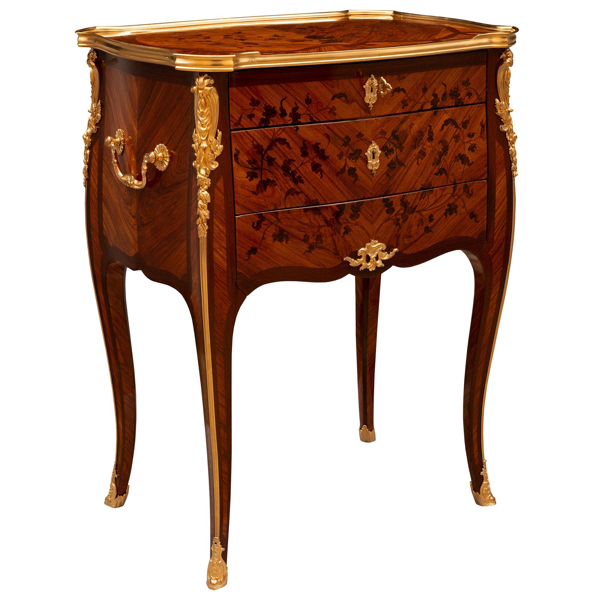 Français Table d'appoint Louis XV du XIXe siècle en bois de roi, bois exotique et bronze doré en vente