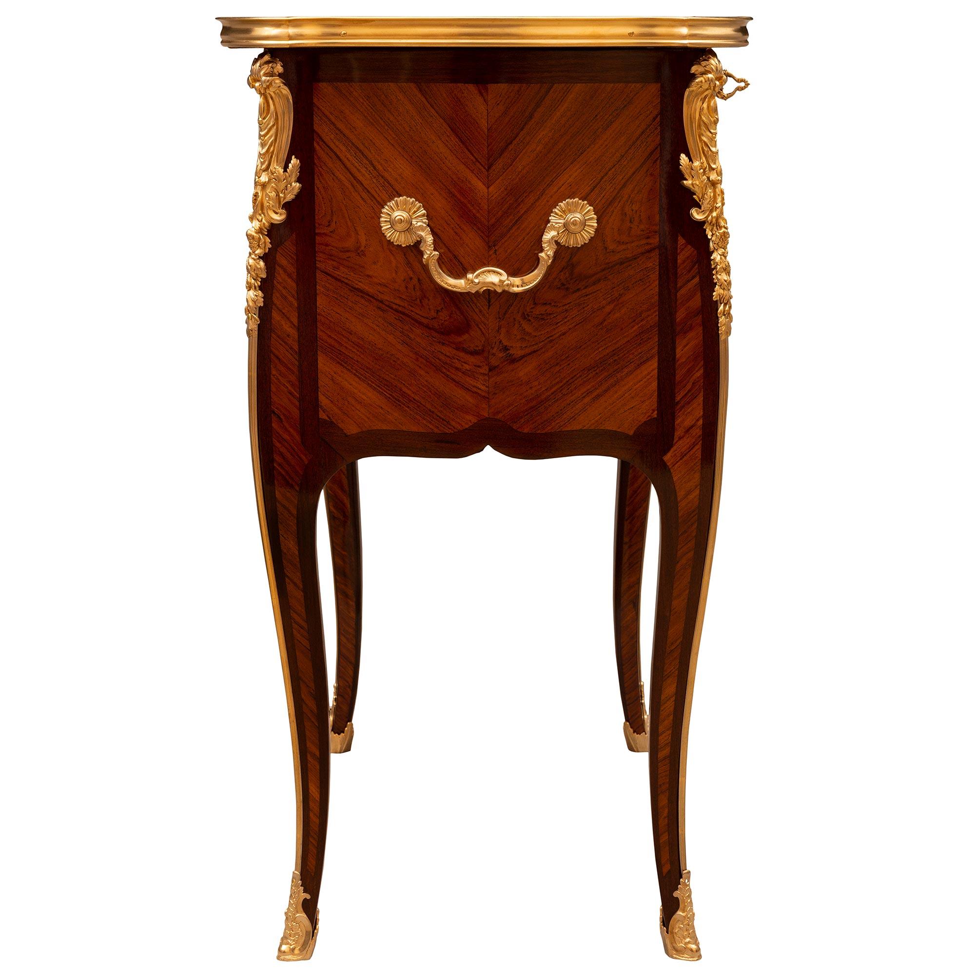 Bronze doré Table d'appoint Louis XV du XIXe siècle en bois de roi, bois exotique et bronze doré en vente