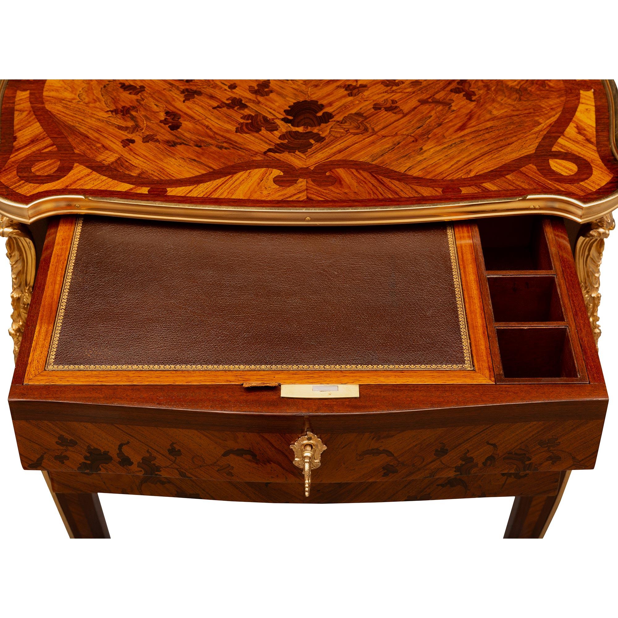 Table d'appoint Louis XV du XIXe siècle en bois de roi, bois exotique et bronze doré en vente 2