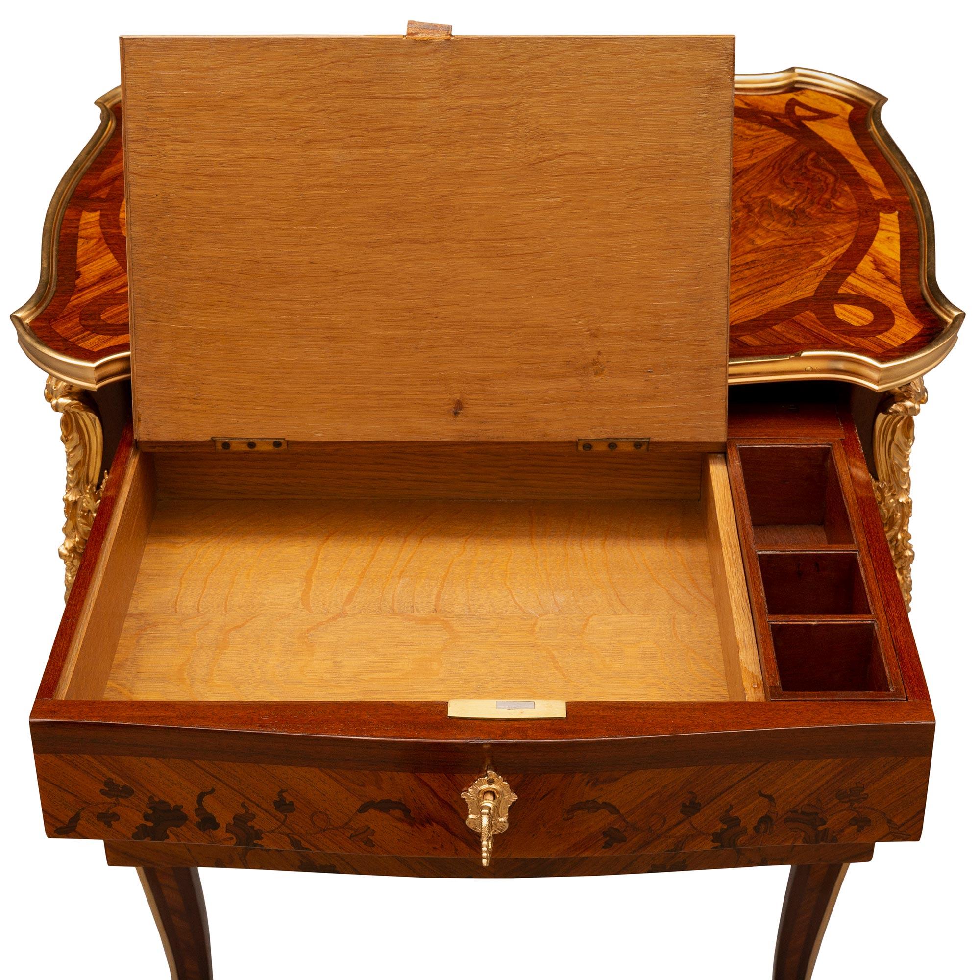 Table d'appoint Louis XV du XIXe siècle en bois de roi, bois exotique et bronze doré en vente 3
