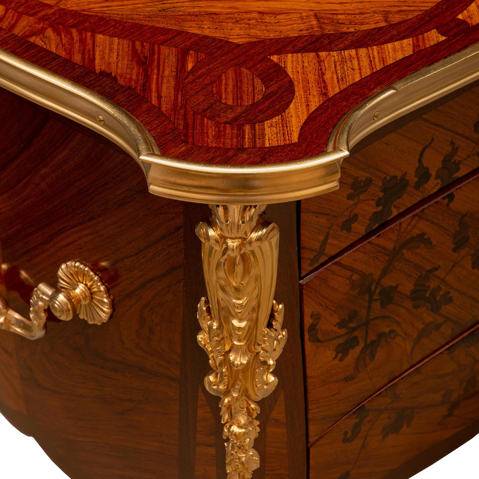 Table d'appoint Louis XV du XIXe siècle en bois de roi, bois exotique et bronze doré en vente 4