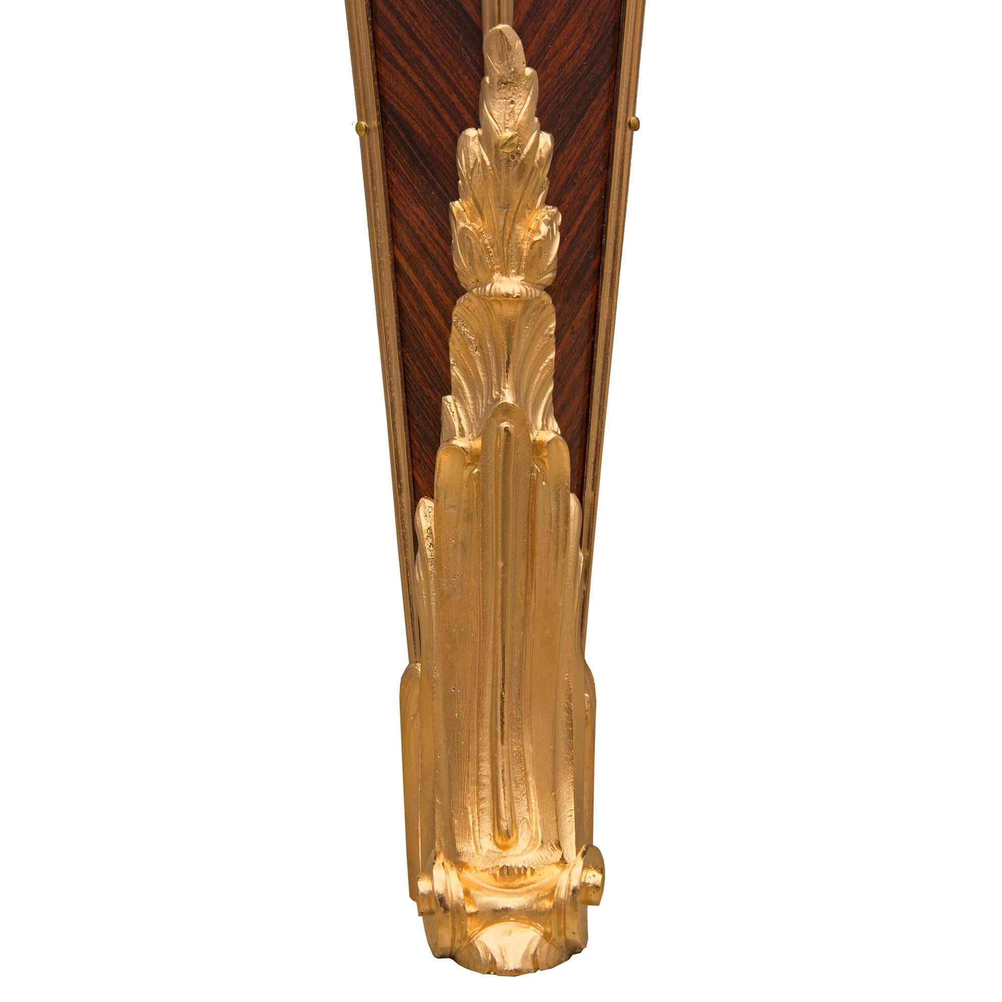 Commode francese del XIX secolo in legno di Re, cuoio, ormolu e marmo di St. in vendita 4